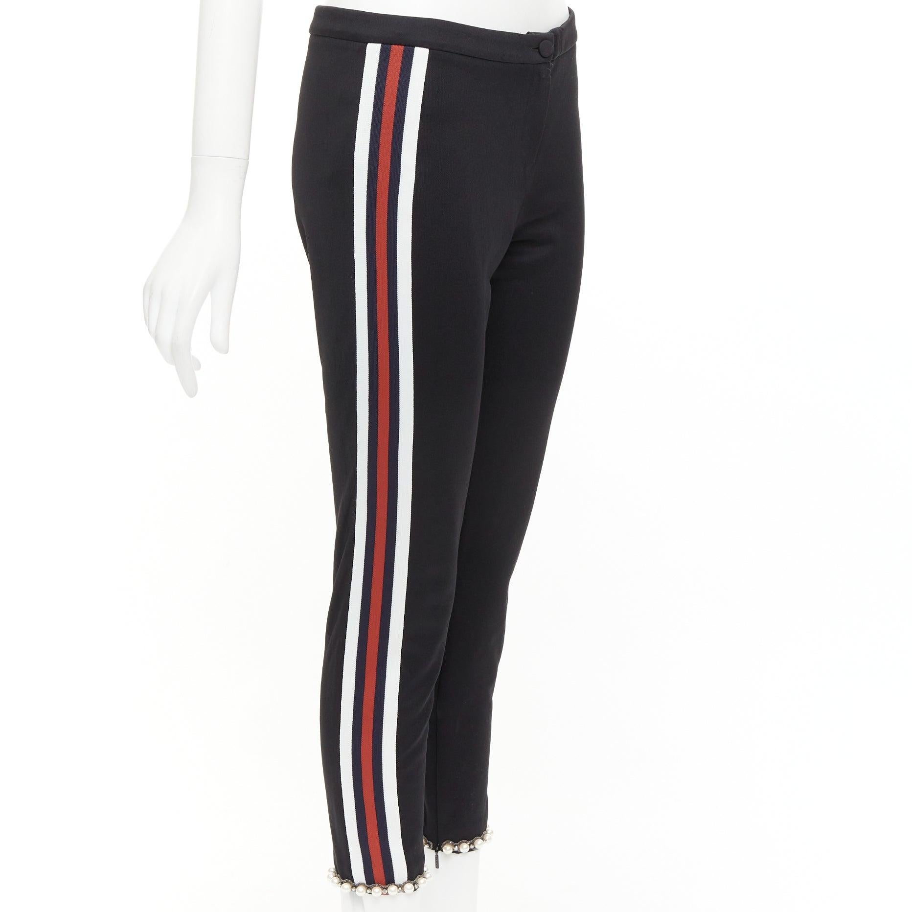 Gucci - Pantalon de jogging noir rouge à ourlet orné de perles et à bordures en toile S
Référence : MECG/A00126
Marque : Gucci
Designer : Alessandro Michele
Matière : Polyester, mélange
Couleur : noir, multicolore
Motif : Rayé
Fermeture : braguette