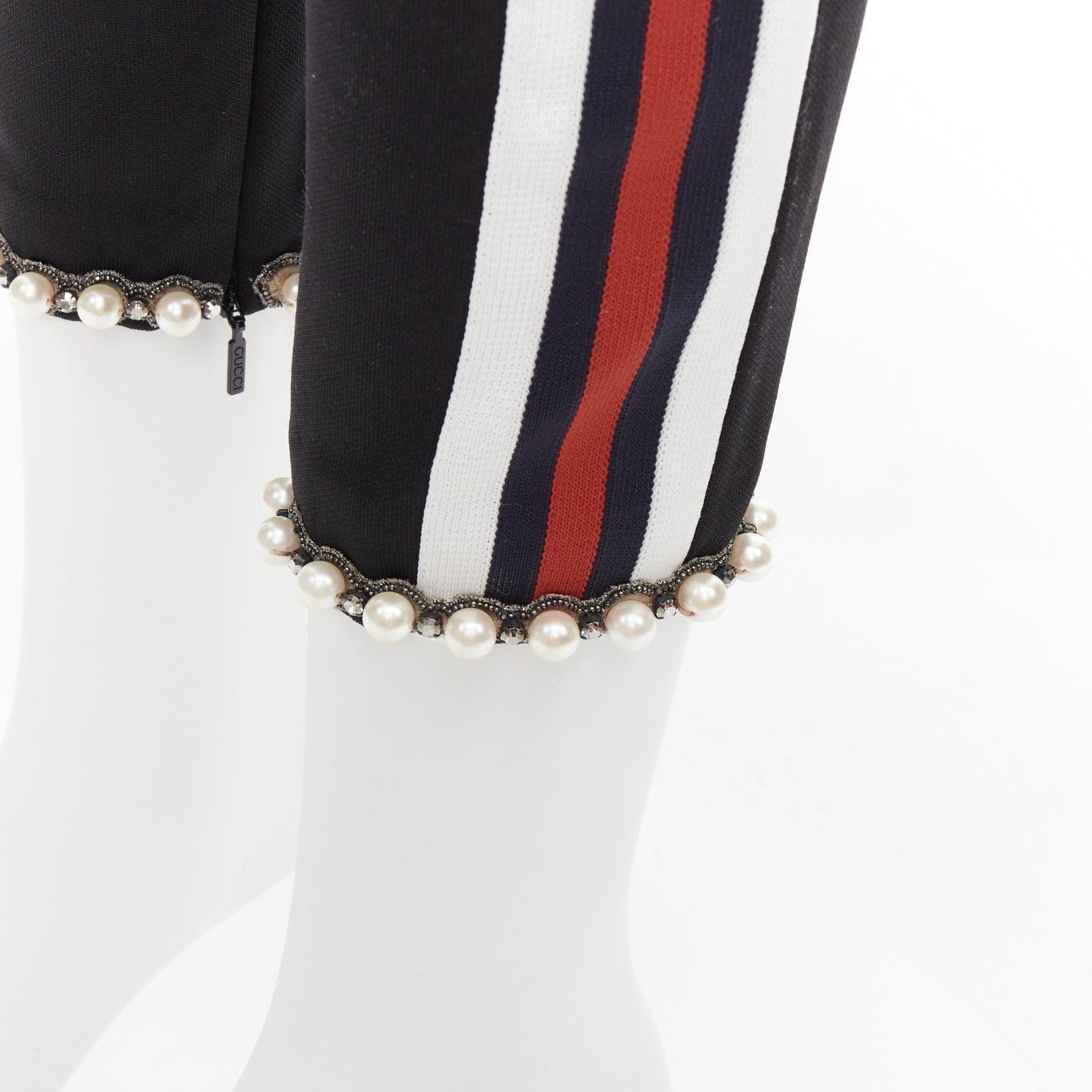 Noir Gucci - Pantalon de jogging noir rouge à ourlet orné de perles et à bordures en toile S en vente