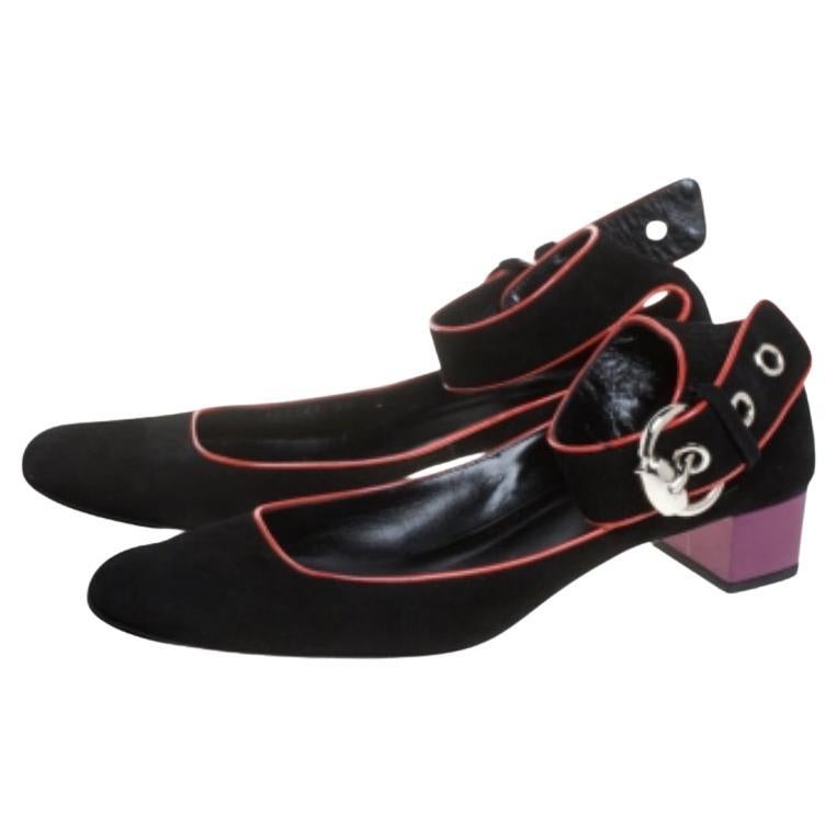 These elegant Gucci sandals will be your favorite go-to option for any special occasion. They have been crafted from suede and flaunt a black shade. These sandals are styled with square toes, red patent leather trims, buckled ankle straps, and low