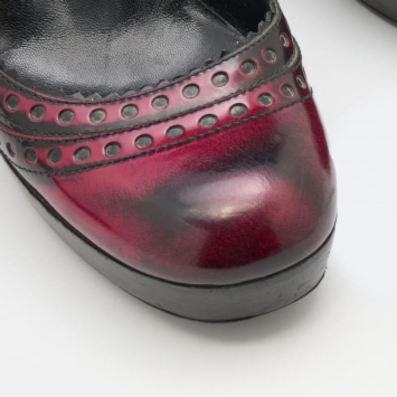 Women's Gucci Black/Red Two-Tone Brogue Leather Platform Pumps Size 40.5 For Sale
