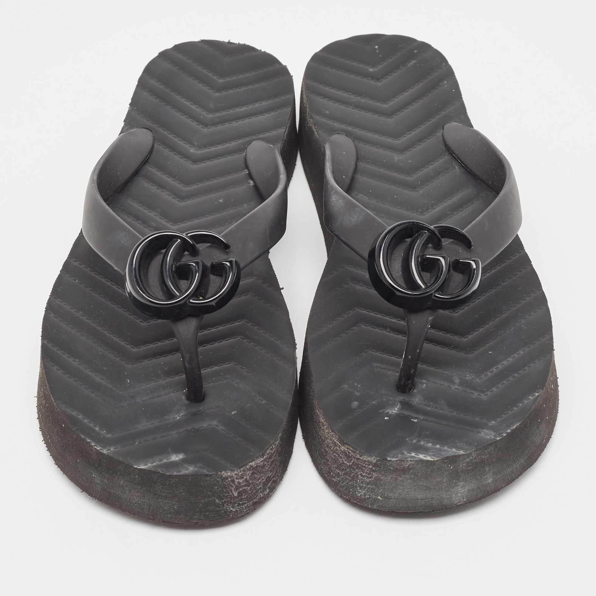 Gucci Black Rubber GG Chevron Thong Platform Slides Size 39 In Good Condition In Dubai, Al Qouz 2