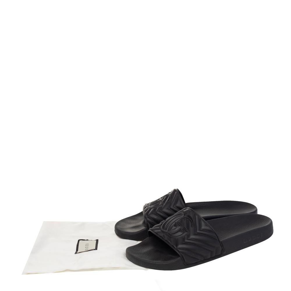 Perfectly blending comfort and style, these black slide sandals from Gucci need to be owned by you! They are crafted from rubber in an open-toe silhouette and styled with a matelasse pattern and the signature GG on the vamp straps. They are equipped