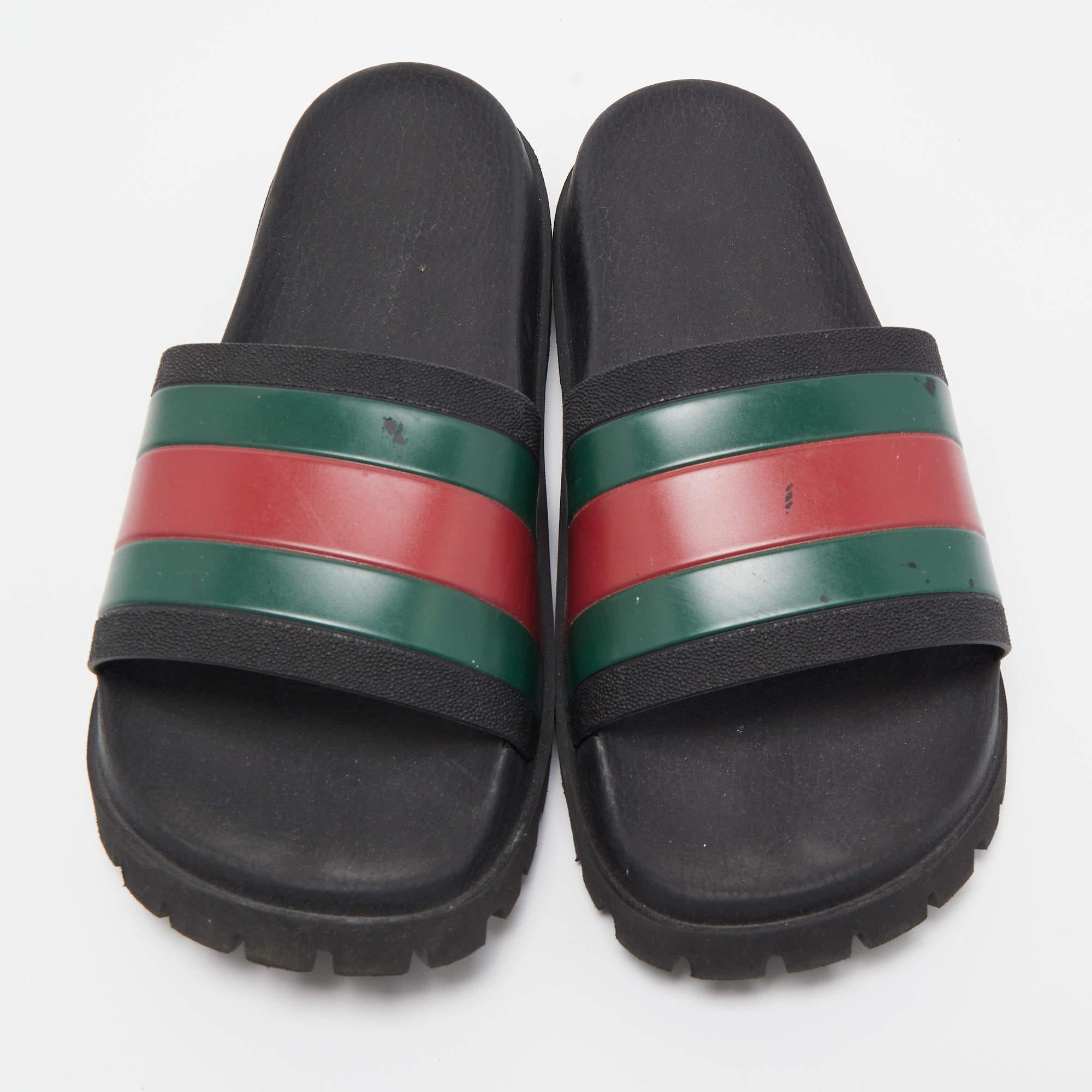 These comfy slides from Gucci are here to add a splendid touch to your casual style. Crafted from rubber, they flaunt the signature Web stripe on the uppers for an unmissable look.

