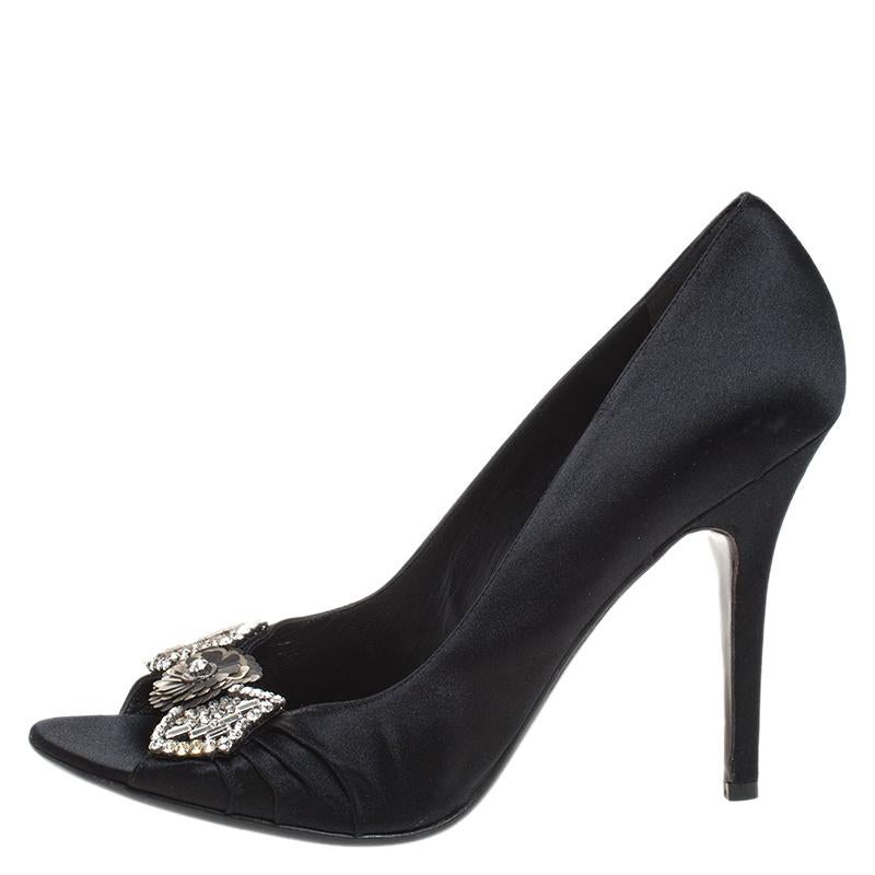 This classic pumps by Gucci will elevate every outfit they are paired with. Crafted in Italy, they are made of luxurious satin and comes in a lovely shade of black. They are styled with peep-toes, crystal embellished bows on the uppers and 11 cm