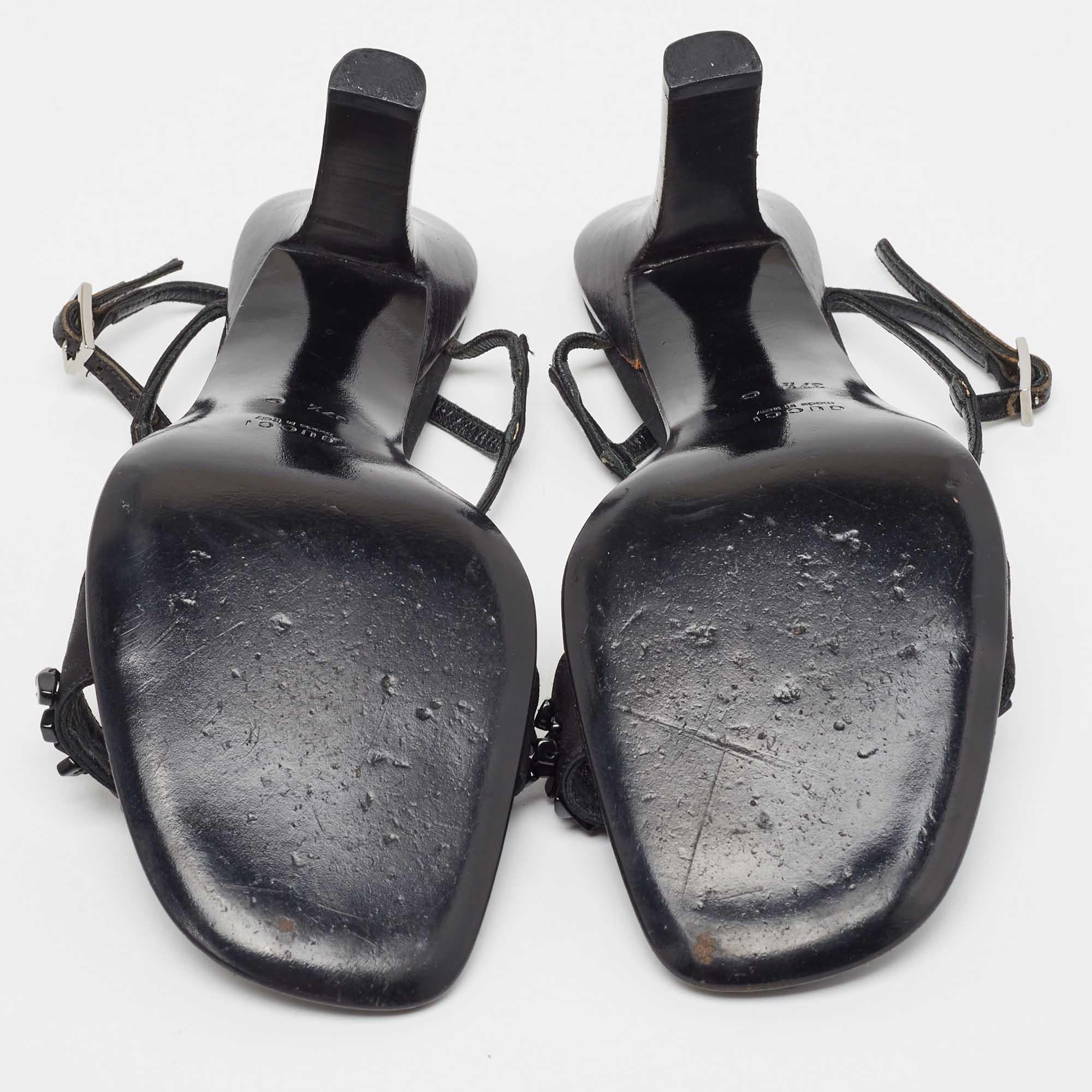 Gucci Schwarze Sandalen aus Satin mit Kristallverzierung und Knöchelriemen Größe 37,5 im Angebot 3