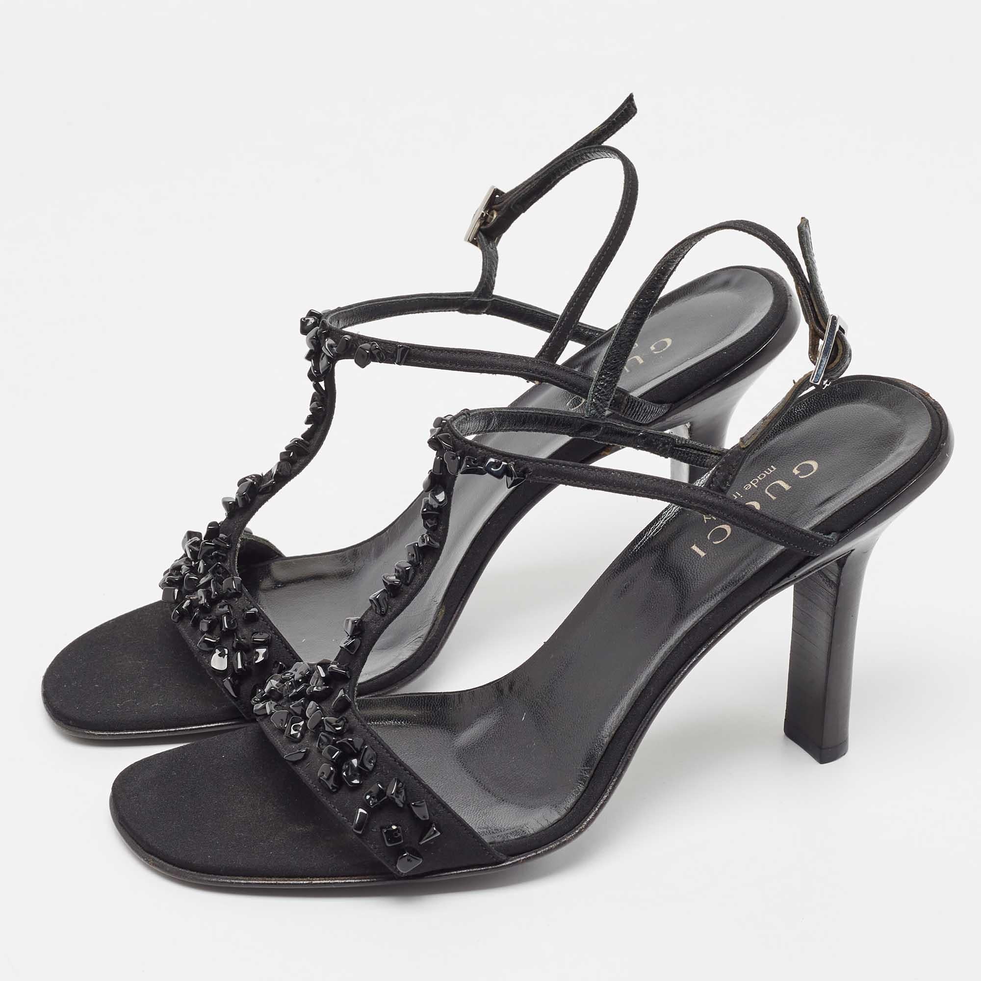 Gucci Schwarze Sandalen aus Satin mit Kristallverzierung und Knöchelriemen Größe 37,5 im Angebot 4