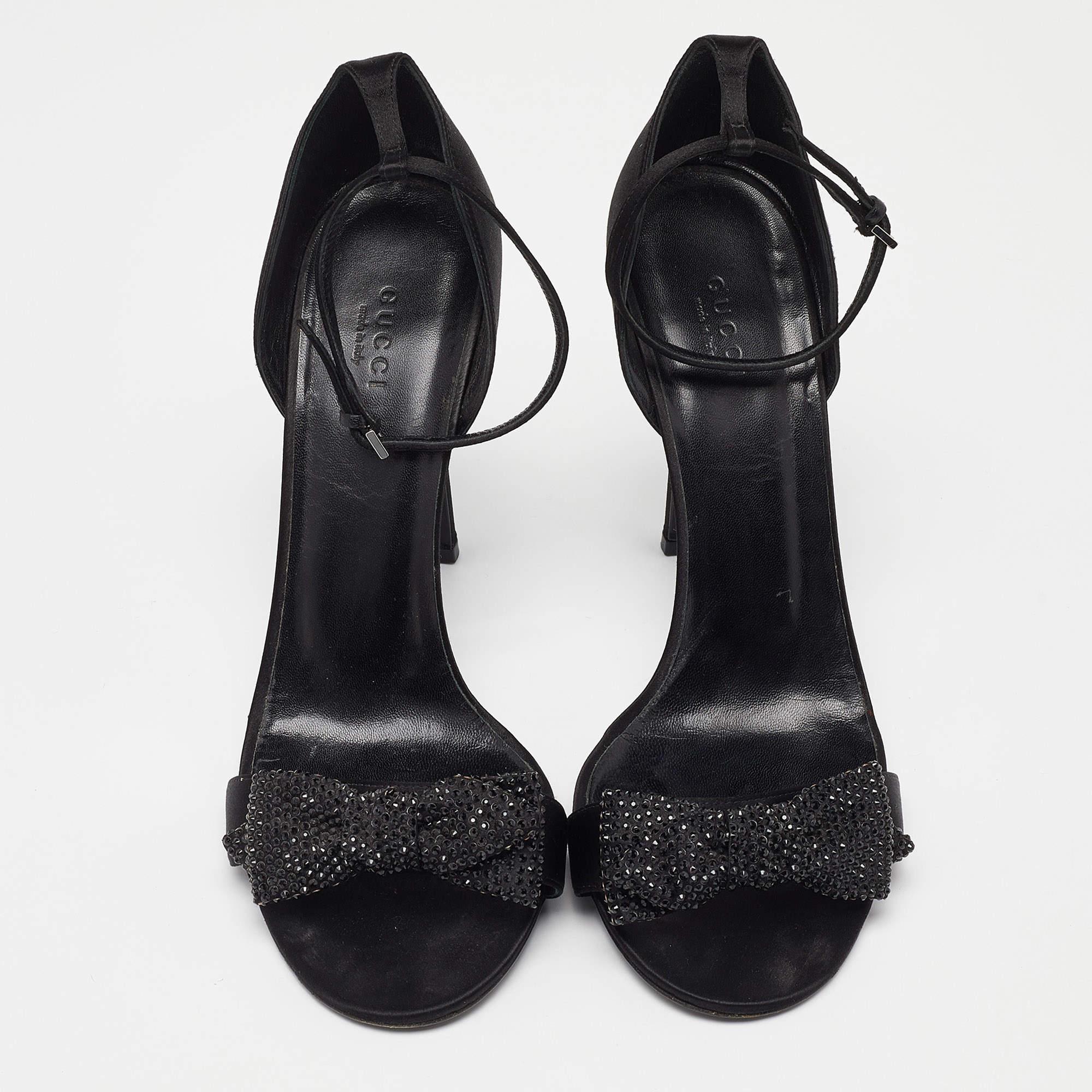 Gucci Satén Negro Cristal Embellished Bow Open Toe Ankle Strap Sandals Size 41 en Bueno estado para la venta en Dubai, Al Qouz 2