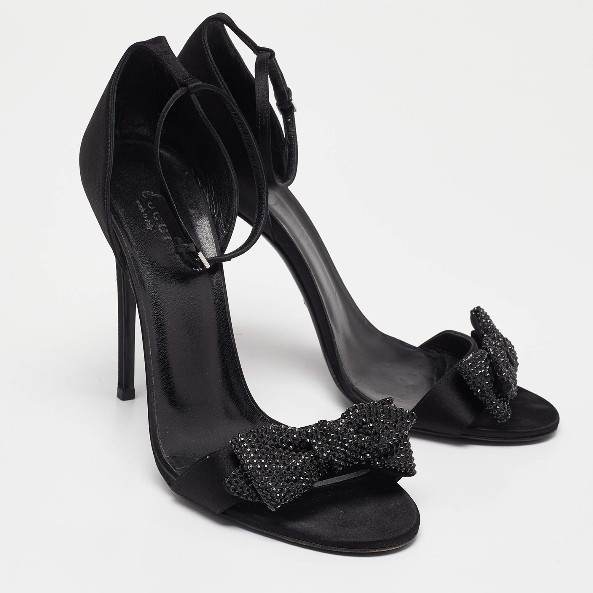 De las mujeres Gucci Satén Negro Cristal Embellished Bow Open Toe Ankle Strap Sandals Size 41 en venta