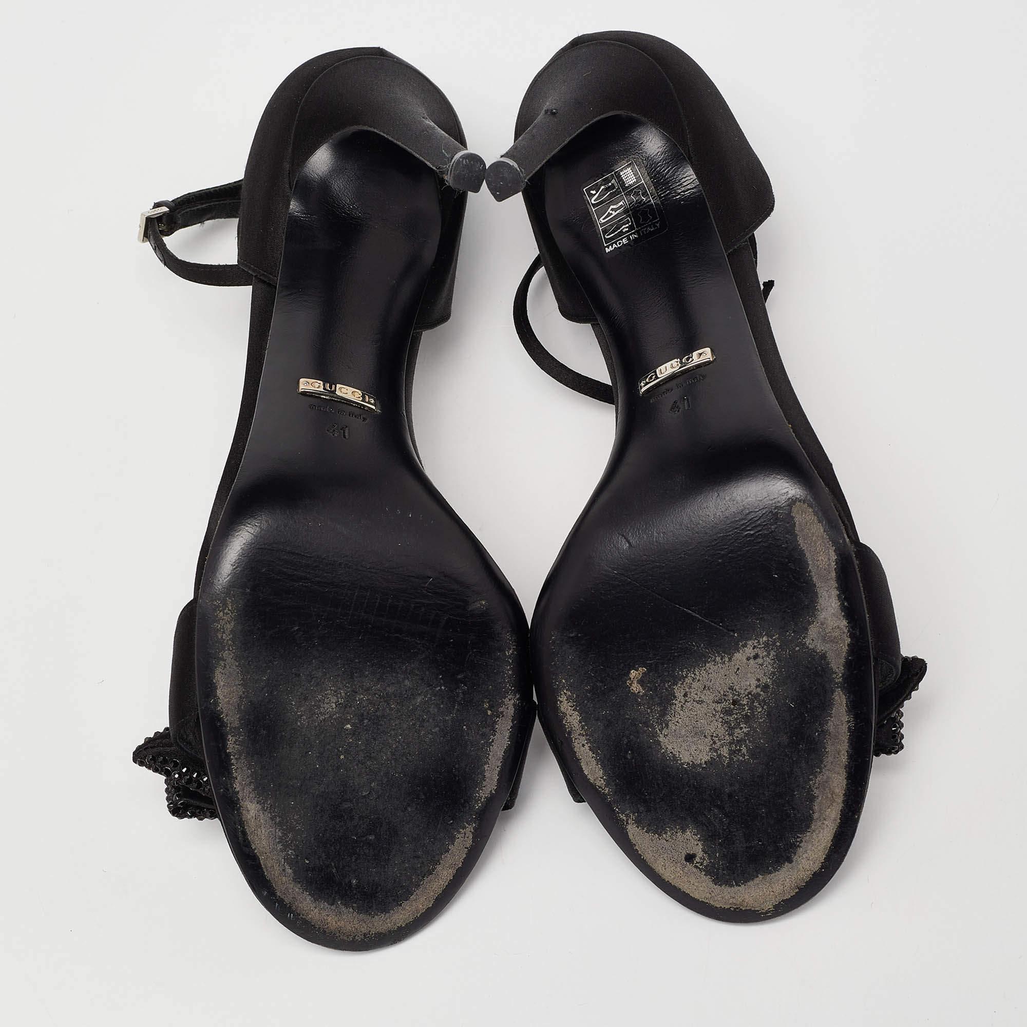 Gucci Satén Negro Cristal Embellished Bow Open Toe Ankle Strap Sandals Size 41 en venta 2