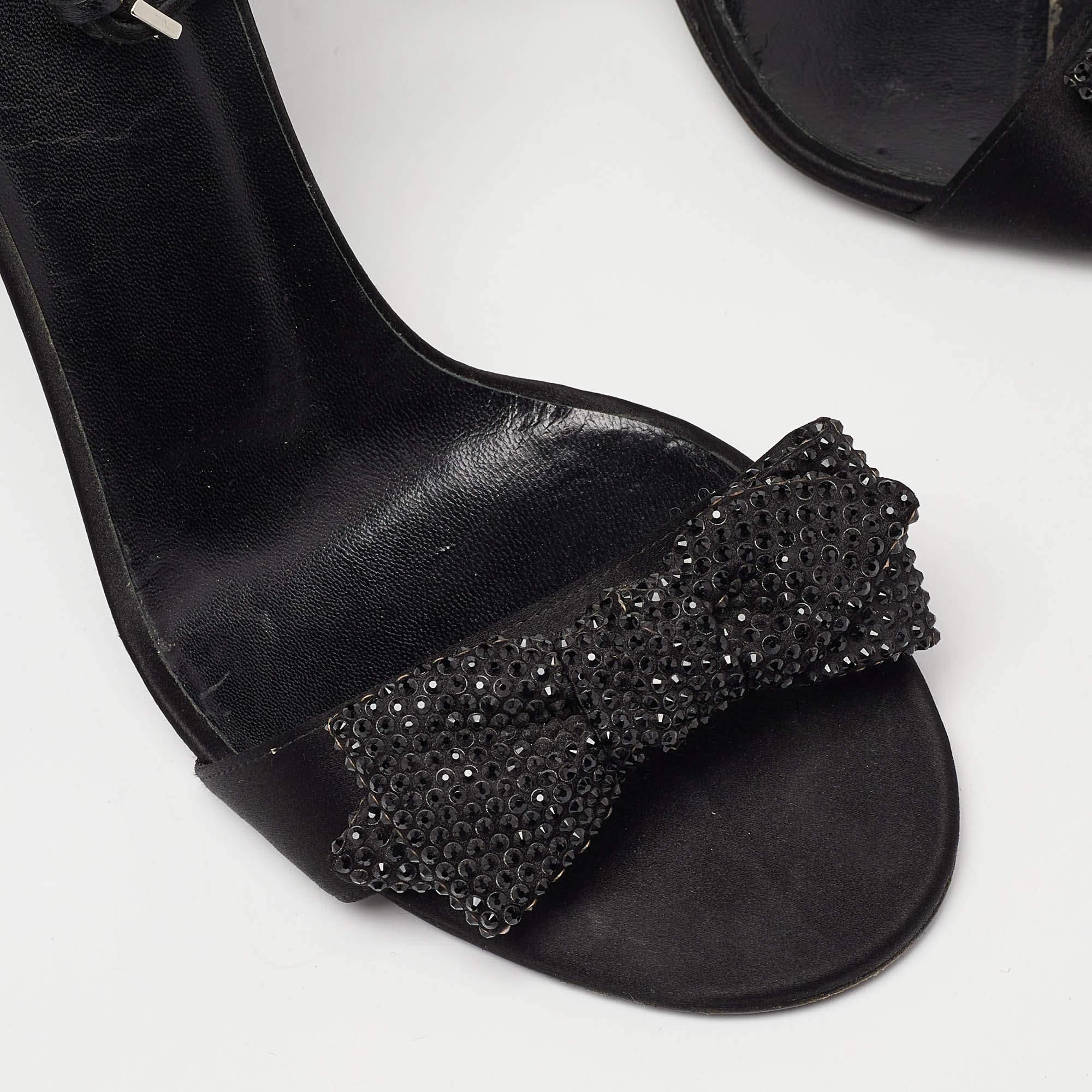 Gucci Satén Negro Cristal Embellished Bow Open Toe Ankle Strap Sandals Size 41 en venta 3