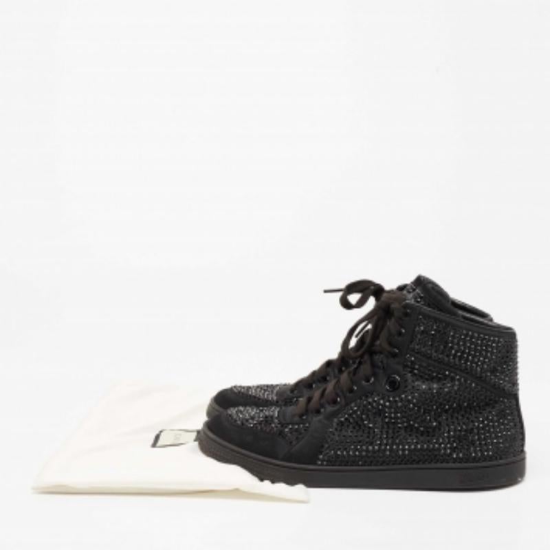 Mit diesen High-Top-Sneakern aus dem Hause Gucci peppen Sie Ihren Freizeitstil auf. Das robuste Äußere ist aus schwarzem, satiniertem Material gefertigt. Um seine Schönheit zu unterstreichen, wird das Obermaterial mit Kristallverzierungen und