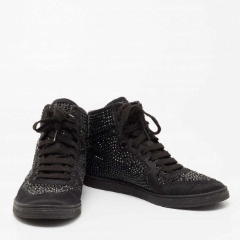 Coda-Turnschuhe aus schwarzem Satin mit Kristallverzierung von Gucci, Größe 39 im Zustand „Gut“ im Angebot in Dubai, Al Qouz 2