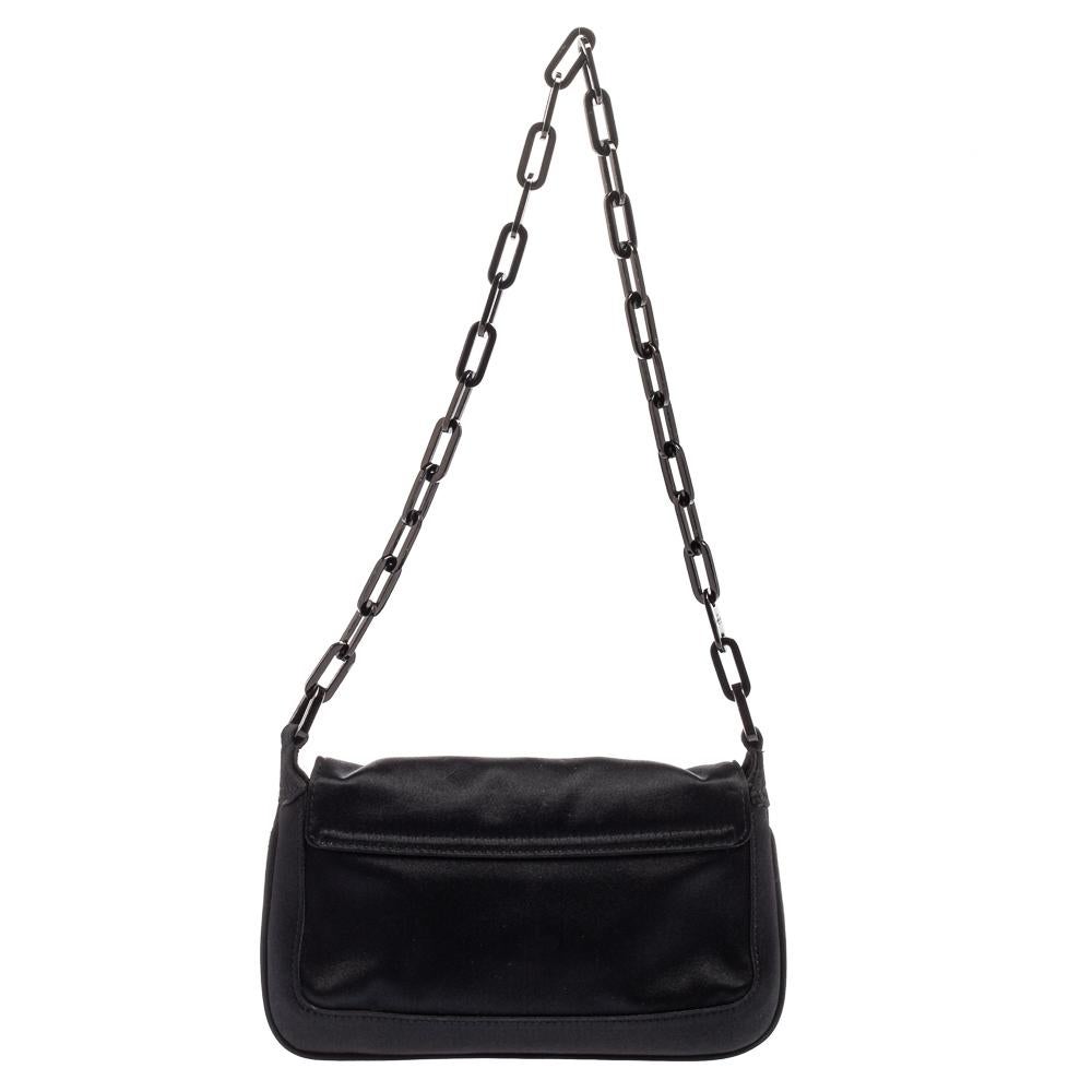 This women's shoulder bag from Gucci is crafted from black satin. The bag features a shoulder chain link, front logo detail, and a lined compartment. This creation is easy to carry on any day.

Includes: Original Dustbag