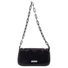 Schwarze Gucci-Umhängetasche aus Satin mit Klappe und Kette