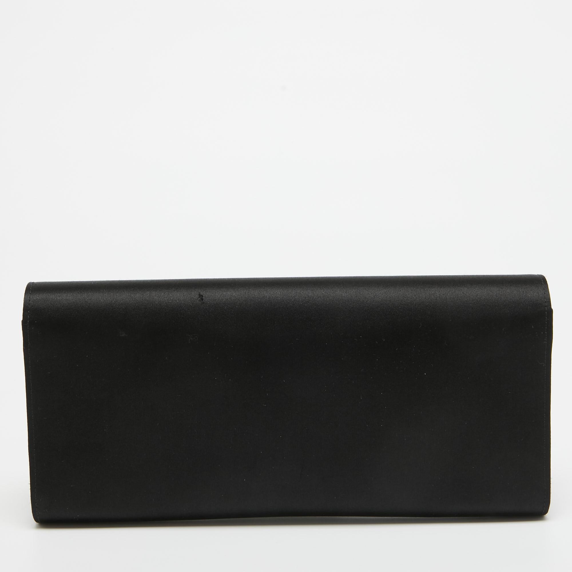 This Gucci black clutch is just the right accessory to complement your chic ensemble. It comes crafted using satin and has a crystal-decked GG motif on the front.

Includes: Original Dustbag, Original Box, Info Booklet

