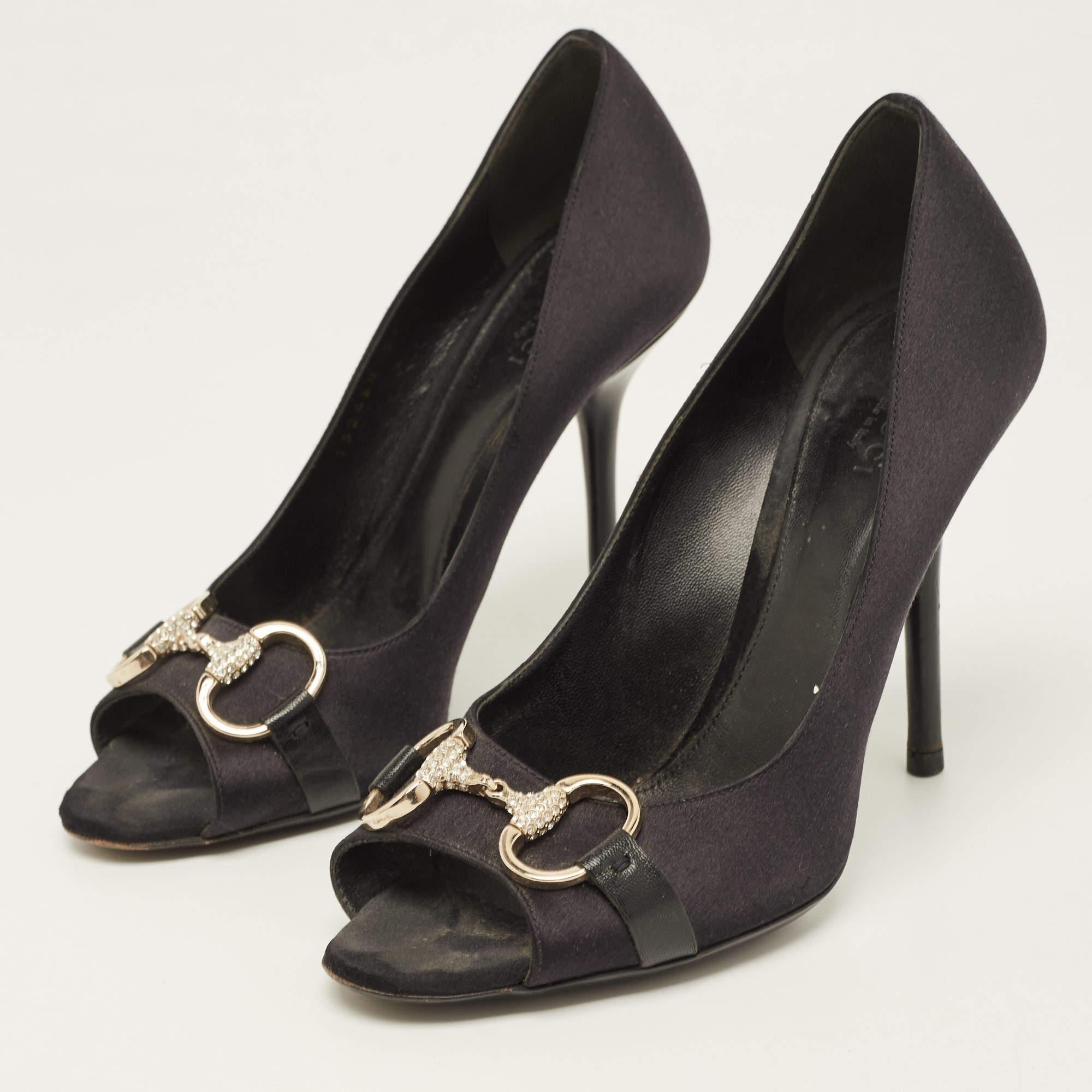 Wonderfully crafted shoes added with notable elements to fit well and pair perfectly with all your plans. Make these Gucci black pumps yours today!

