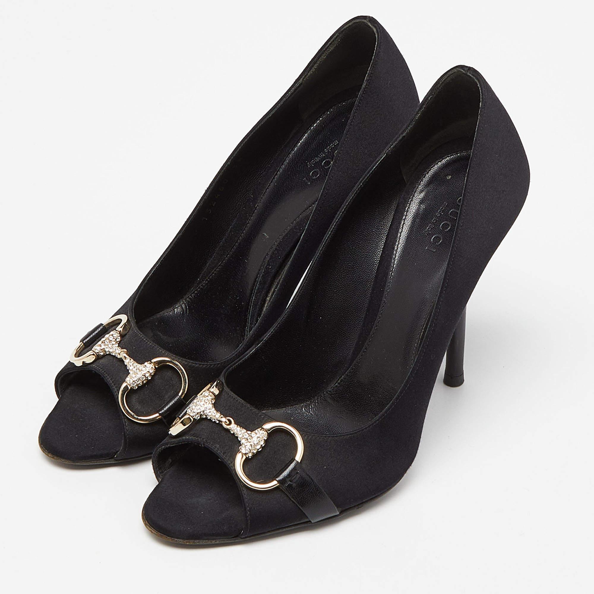 La tradición de excelencia de la casa de moda, unida a la sensibilidad del diseño moderno, hacen de estos zapatos de salón Gucci Horsebit una elección fabulosa. Te ayudarán a conseguir un look chic con facilidad.