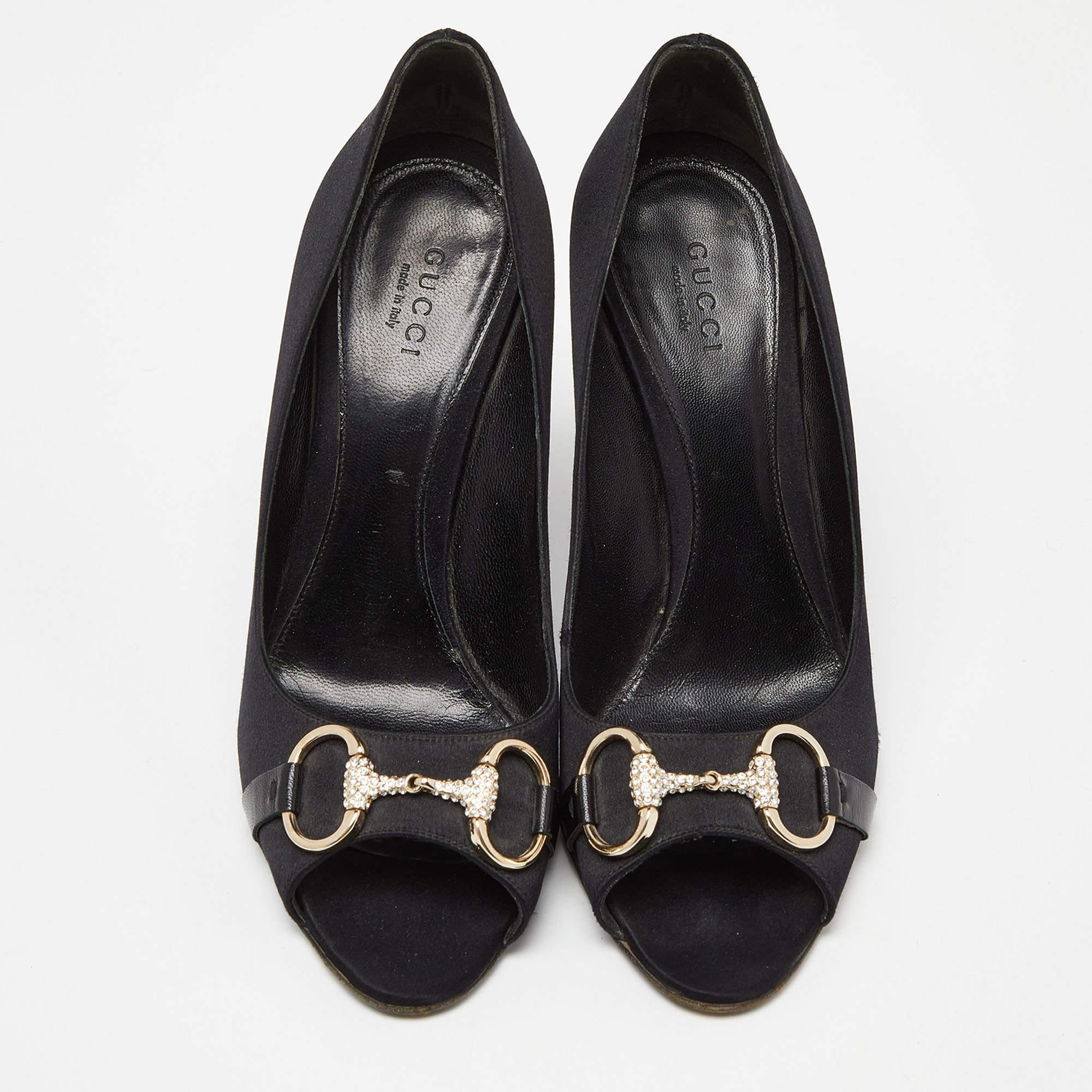 Gucci Negro Satén Horsebit Peep Toe Bombas Tamaño 38 en Excelente estado para la venta en Dubai, Al Qouz 2