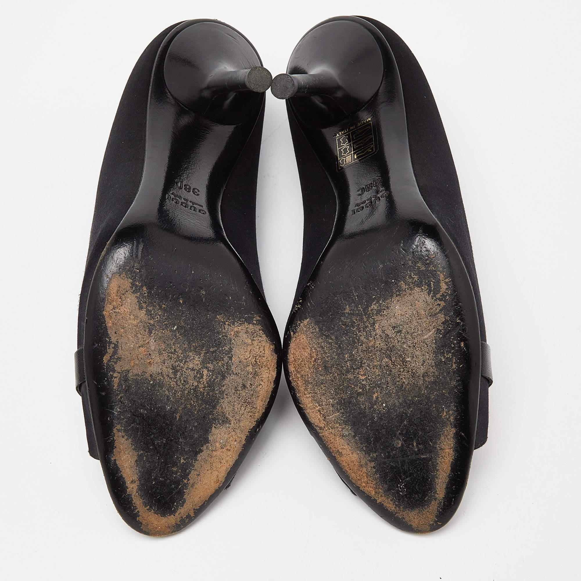 Gucci Negro Satén Horsebit Peep Toe Bombas Tamaño 38 en venta 2