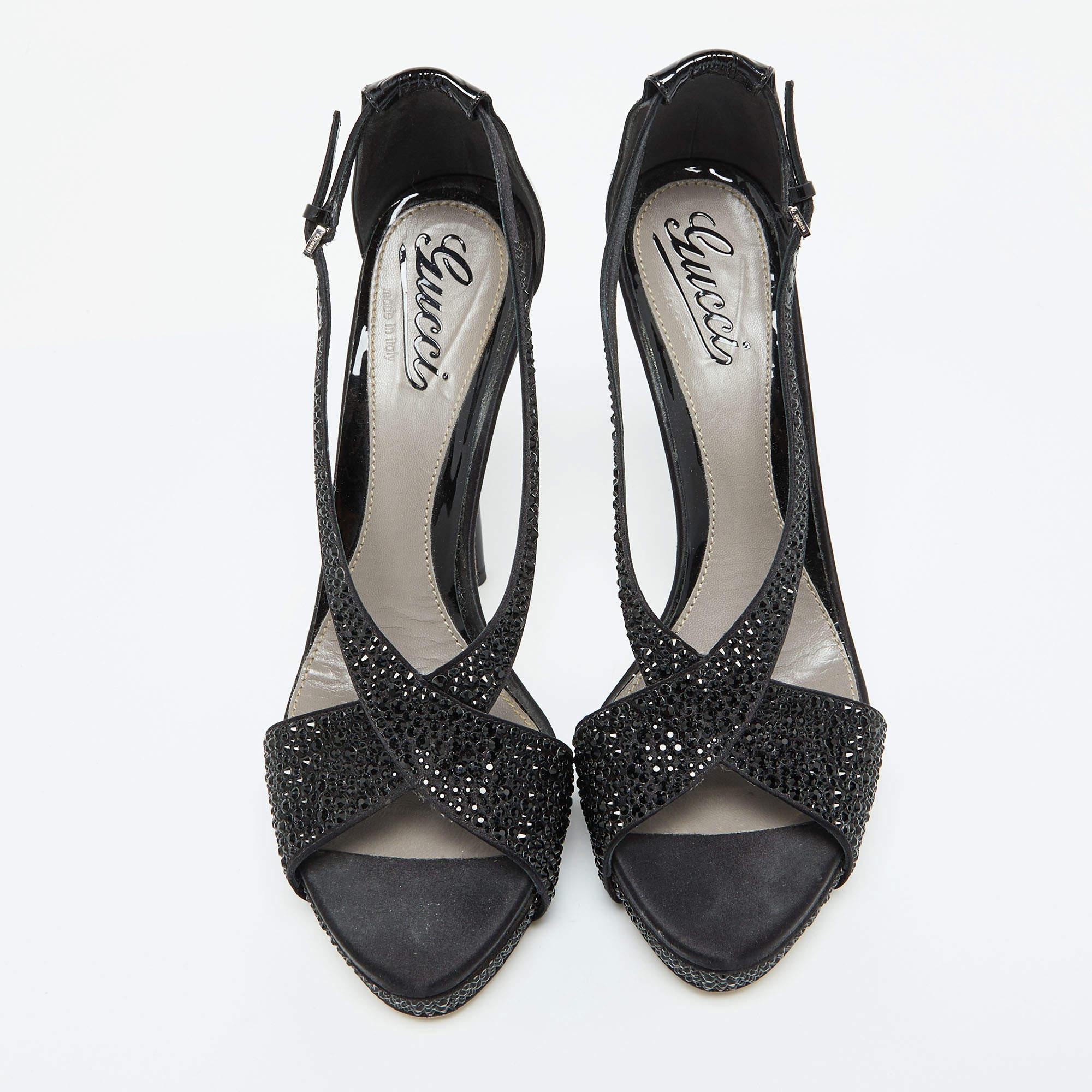 Gucci Plateausandalen aus schwarzem Satin und Lackleder mit Kristallverzierung Größe 39 (Schwarz) im Angebot