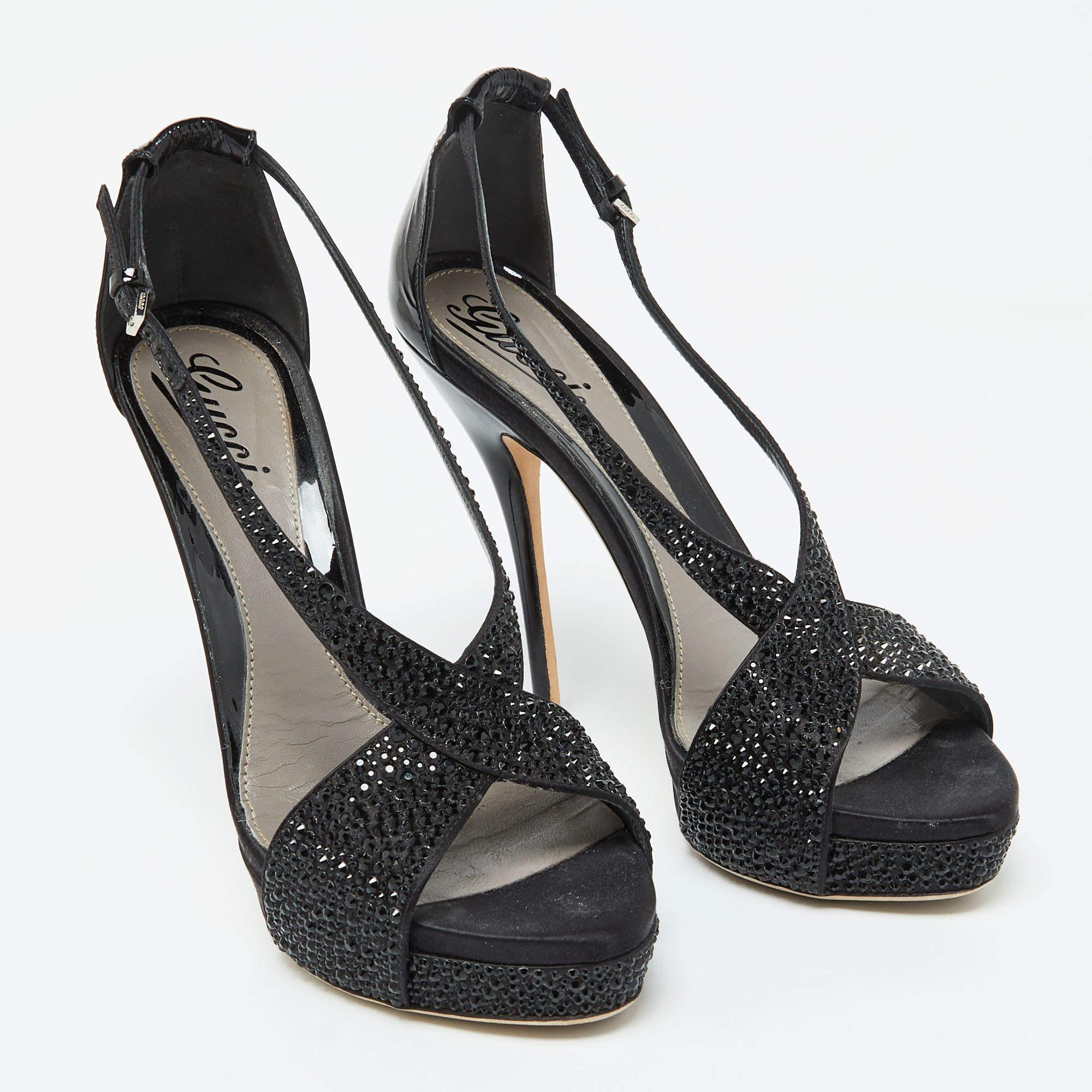 Gucci Plateausandalen aus schwarzem Satin und Lackleder mit Kristallverzierung Größe 39 im Zustand „Gut“ im Angebot in Dubai, Al Qouz 2
