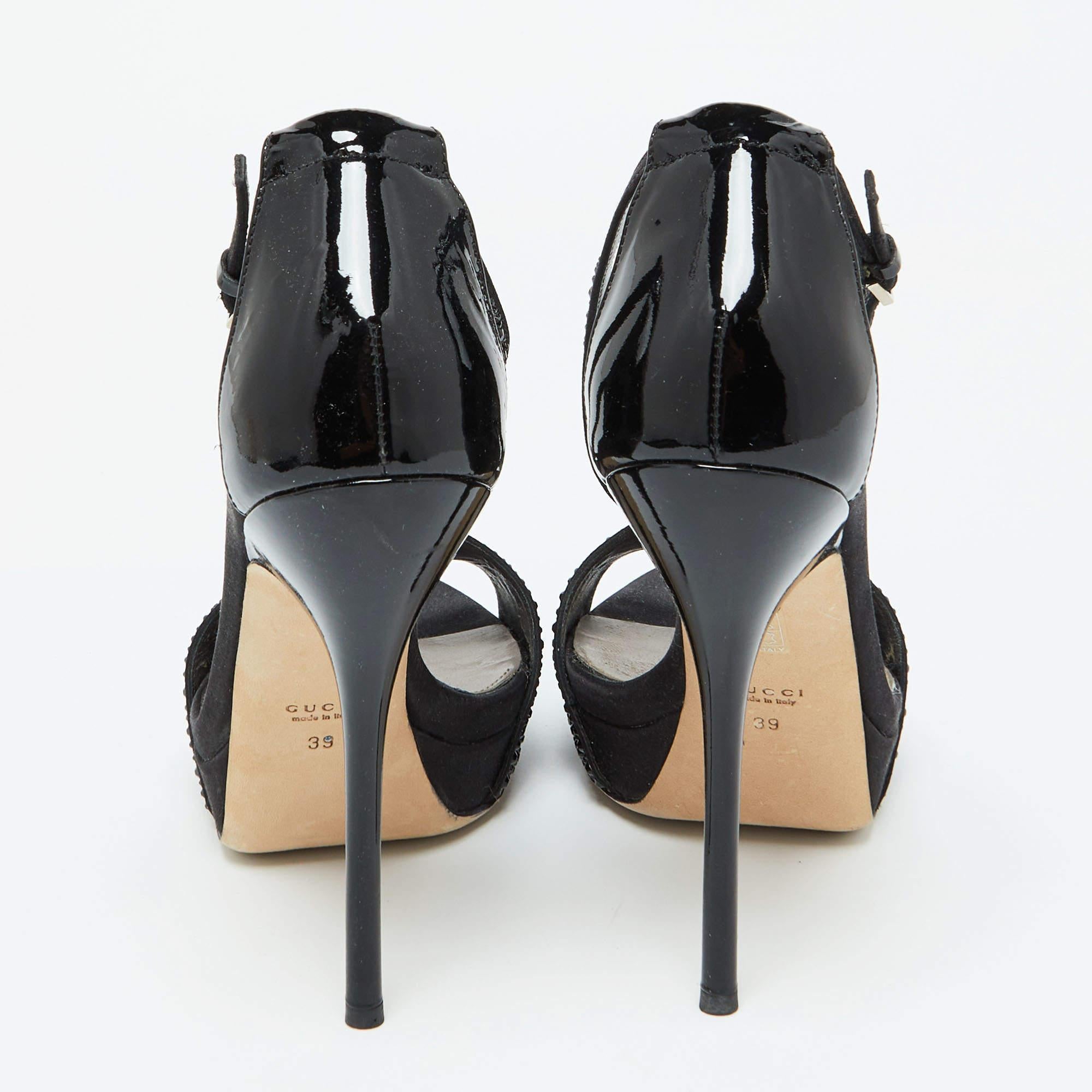 Gucci Plateausandalen aus schwarzem Satin und Lackleder mit Kristallverzierung Größe 39 Damen im Angebot
