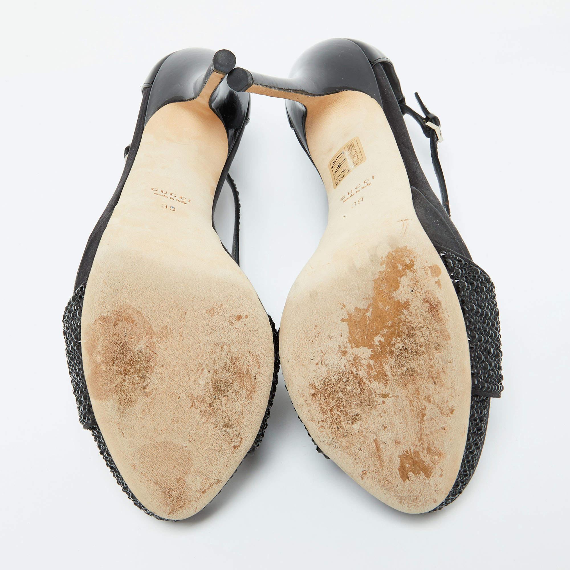 Gucci Plateausandalen aus schwarzem Satin und Lackleder mit Kristallverzierung Größe 39 im Angebot 1