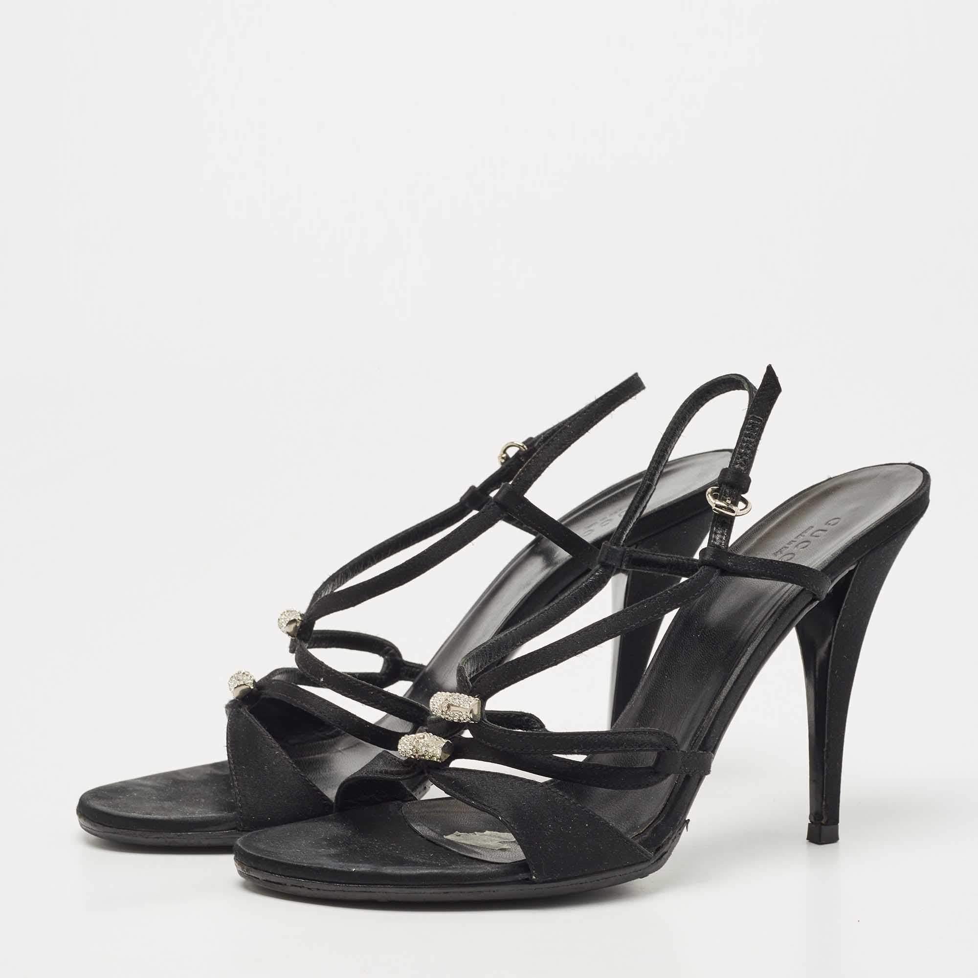 These sandals will frame your feet in an elegant manner. Crafted from quality materials, they display a classy design and comfortable insoles.