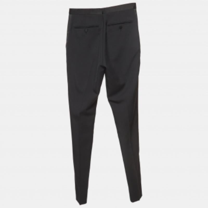 Valorizza il tuo abbigliamento formale con questo paio di pantaloni neri di Gucci. Progettati con una silhouette e una vestibilità superba, questo paio di pantaloni ti renderà sicuramente elegante.