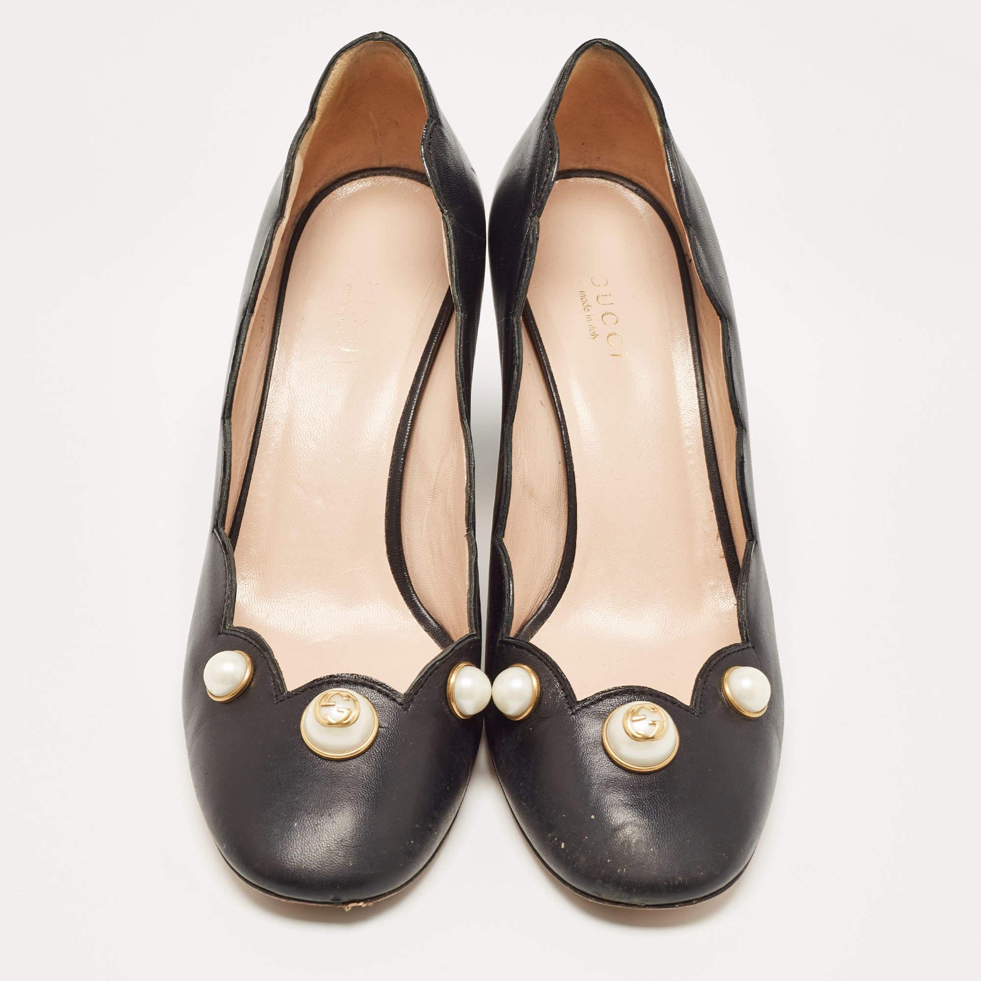 Gucci Black Scalloped Leather Faux Pearl Embellished Willow Pumps Size 38 In Excellent Condition In Dubai, Al Qouz 2