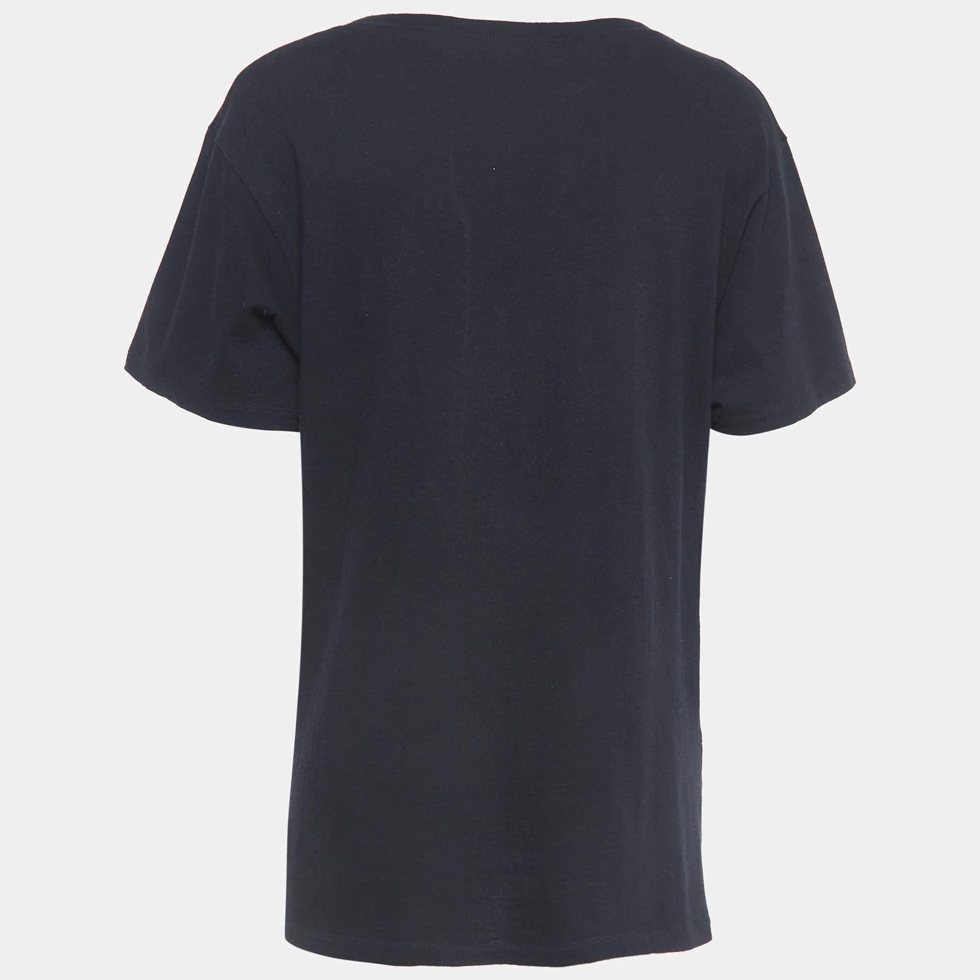 A perfect combination of comfort luxury and style this designer t shirt is a must have piece Made from quality materials the creation can be styled with denim pants and sneakers for a cool look.