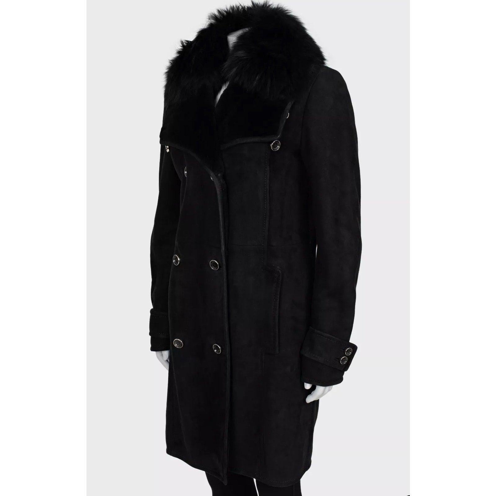Esci con stile con questo lussuoso cappotto lungo a doppio petto in shearling di Gucci. Realizzato in un intramontabile nero, questo cappotto è caratterizzato da una sofisticata minuteria argentata e da una sicura chiusura a bottoni. Perfetto per