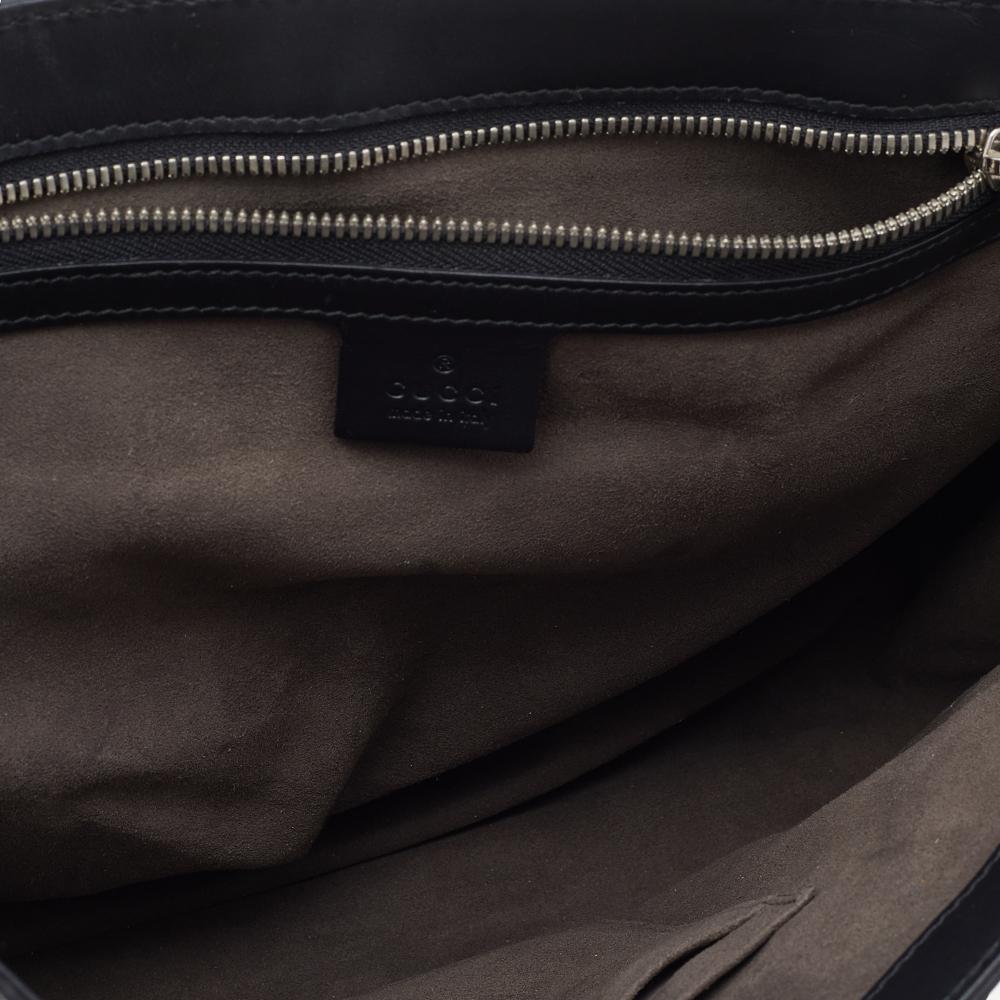 Gucci Black Signature Leather Flap Messenger Bag In Good Condition In Dubai, Al Qouz 2