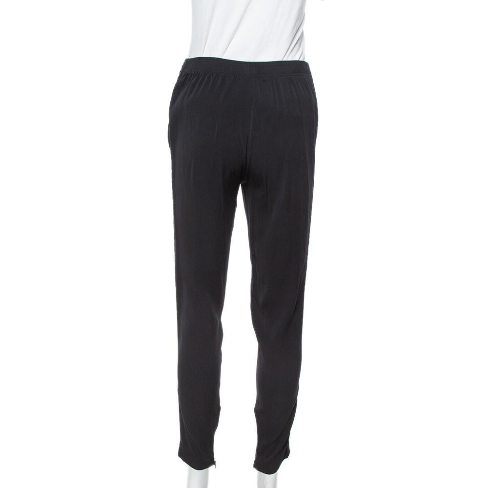 Confectionné en soie noire, le pantalon de Gucci est conçu pour un ajustement parfait. Ils offrent une taille élastiquée confortable et deux poches. Nous aimons porter les nôtres avec un haut décontracté ou un t-shirt et des chaussures originales.

