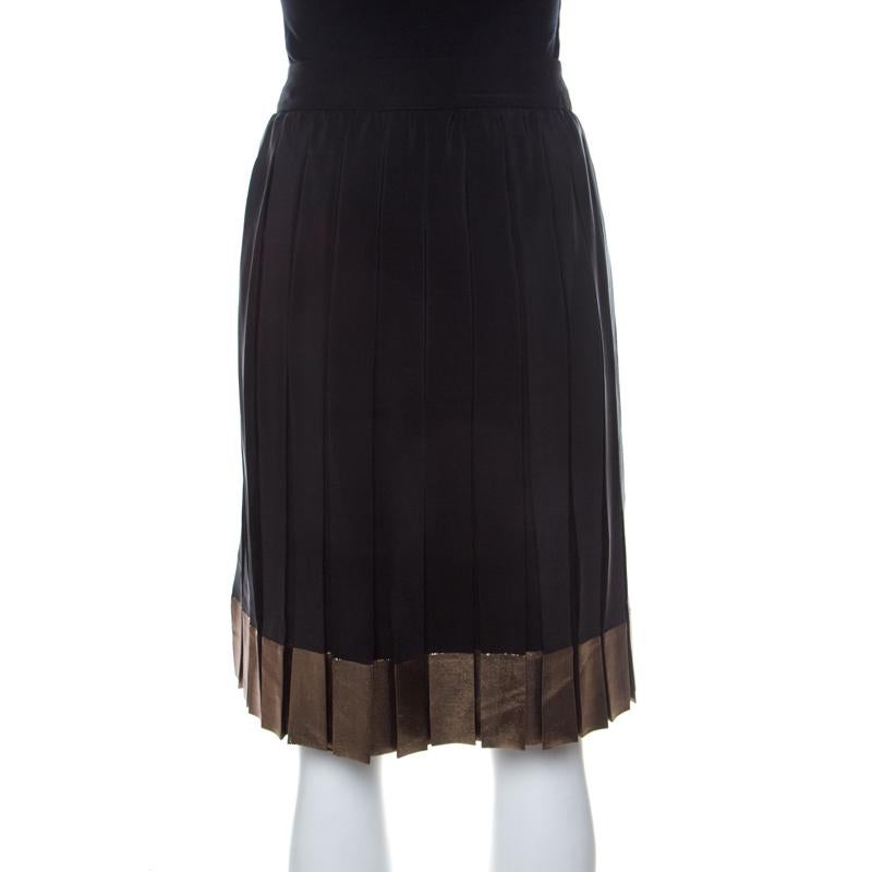 We adore this skirt from Gucci! The black skirt is tailored from silk and designed to fall beautifully as pleats from the waist. Assemble this gorgeous creation with an off-shoulder top and slingback sandals for a winning look.

