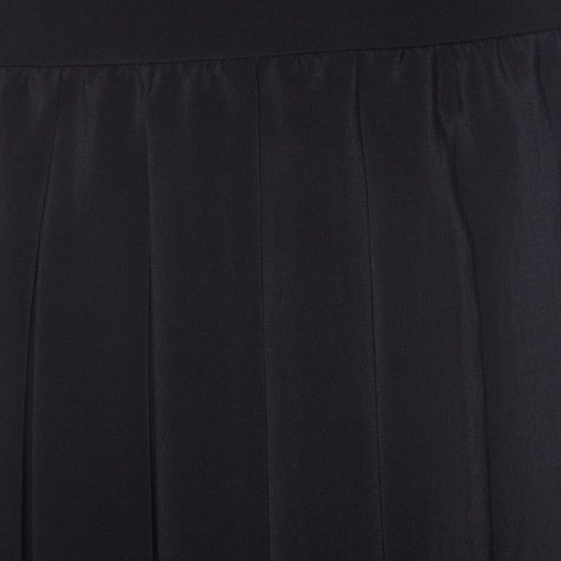 Gucci Black Silk Gold hem Detail Pleated Skirt M In Good Condition In Dubai, Al Qouz 2