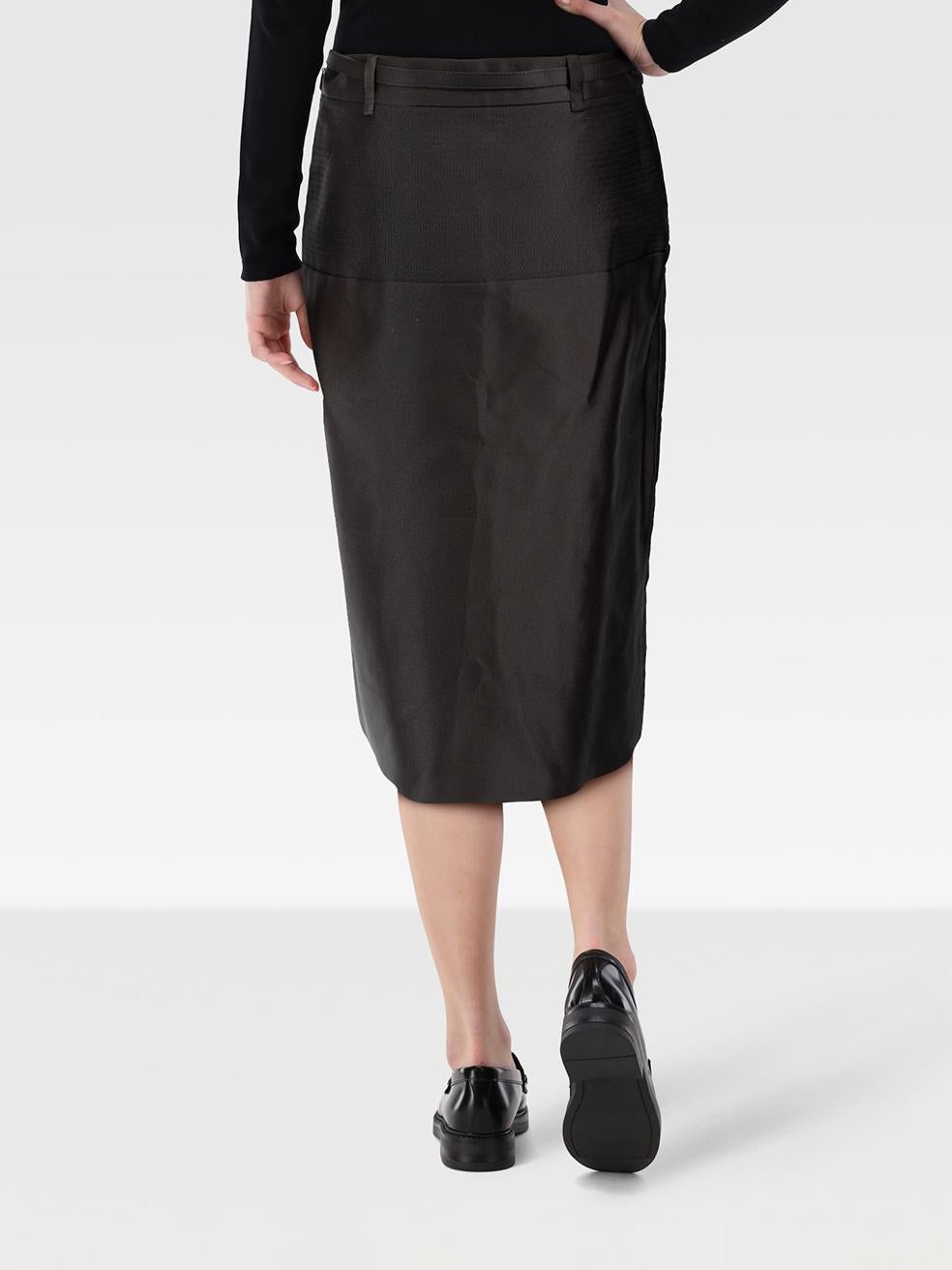 CONDIZIONE: molto buona. L'usura della gonna è minima. Usura minima della cintura in vita, che presenta uno scolorimento sul lato interno. Spicca la trama sulla parte anteriore sinistra di questo articolo di rivendita usato di Gucci.
 

 

 


