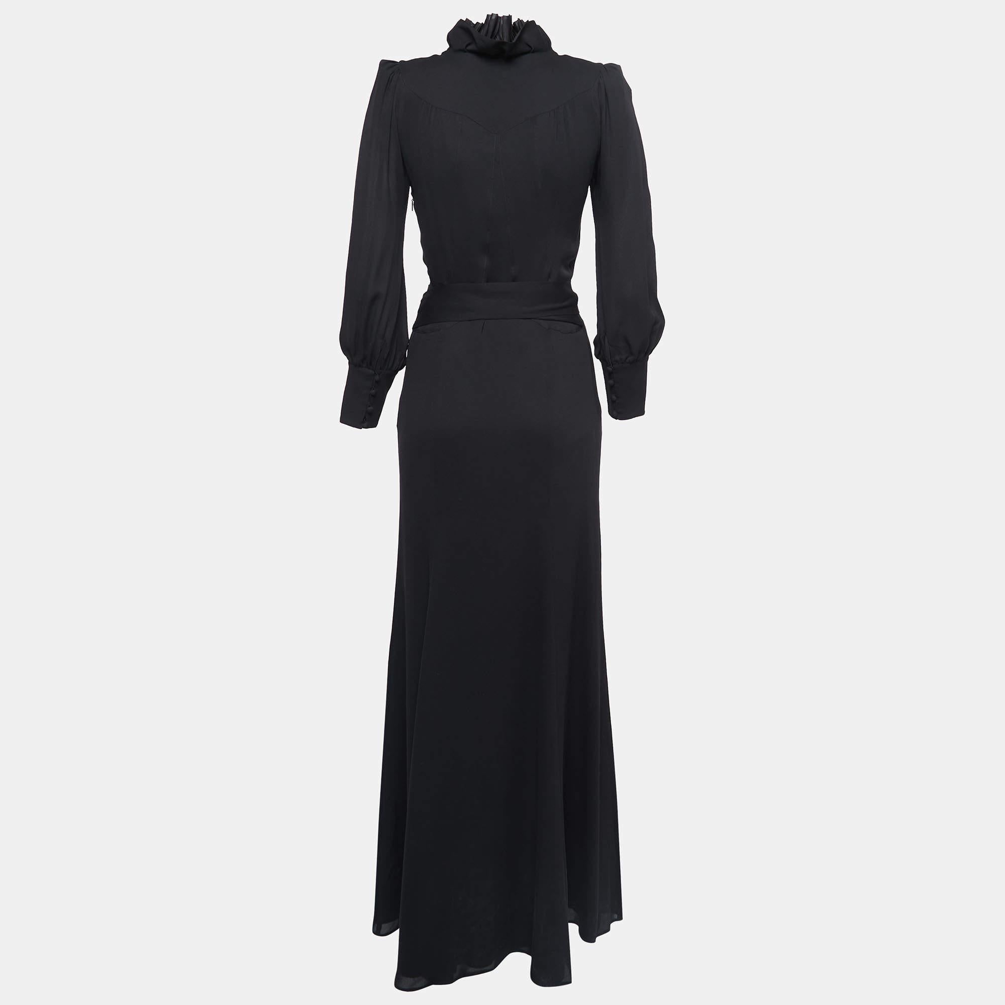Exhibit a stylish look by wearing this beautiful designer dress. Tailored using fine fabric, this black Gucci dress has a chic silhouette for a framing fit. Style the creation with chic accessories and pumps.

