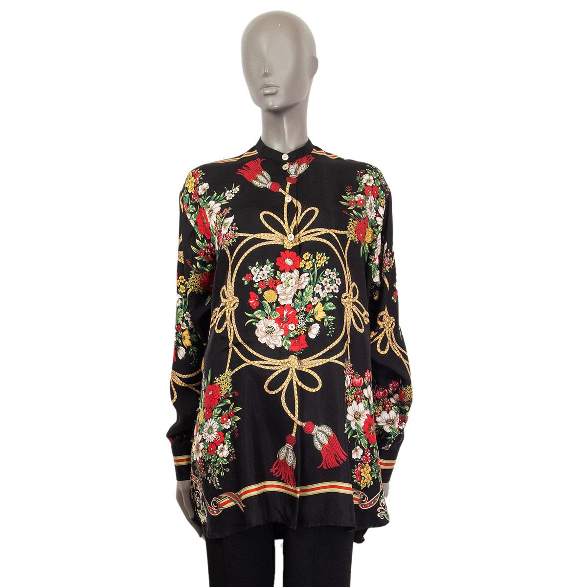 chemise Gucci 100% authentique à imprimé floral et à pompons surdimensionné en sergé de soie noir, rouge, blanc, beige, vert et jaune (100%) rappelant les écharpes en soie vintage. S'ouvre avec une ligne de demi-boutons sur le devant. A été porté et