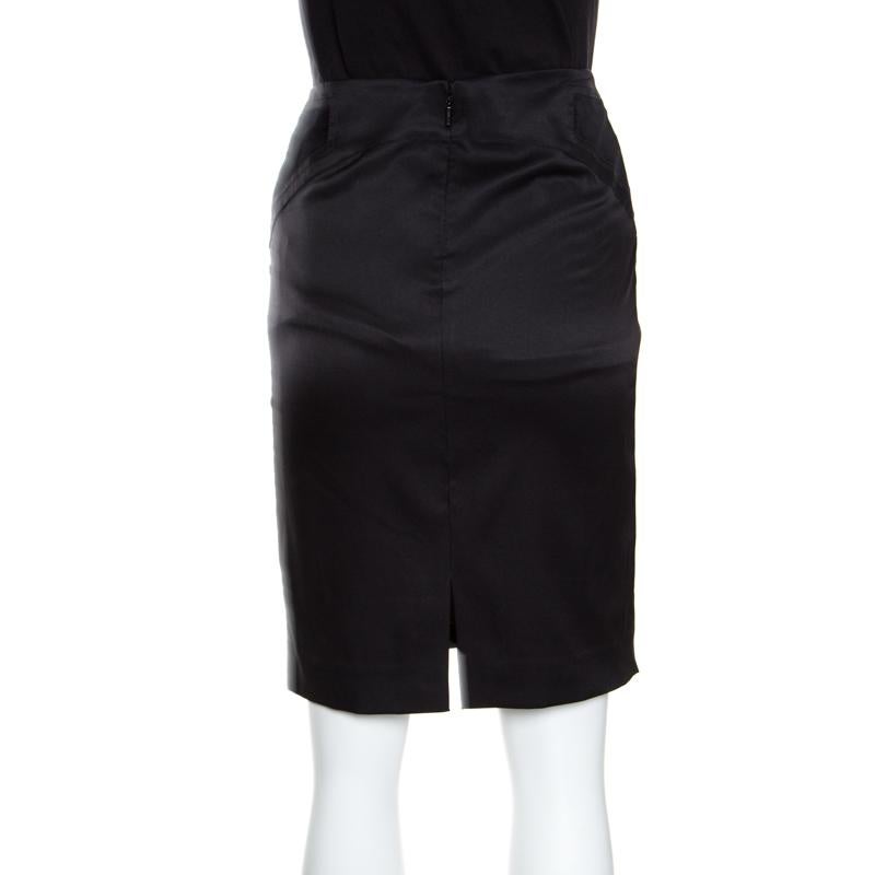 Perfectly covered in black and tailored to fit you beautifully, this Gucci pencil skirt makes a truly worthy buy! It has been cut from quality silk and detailed with a back zipper and velvet trims on the pockets. Hurry and make this creation
