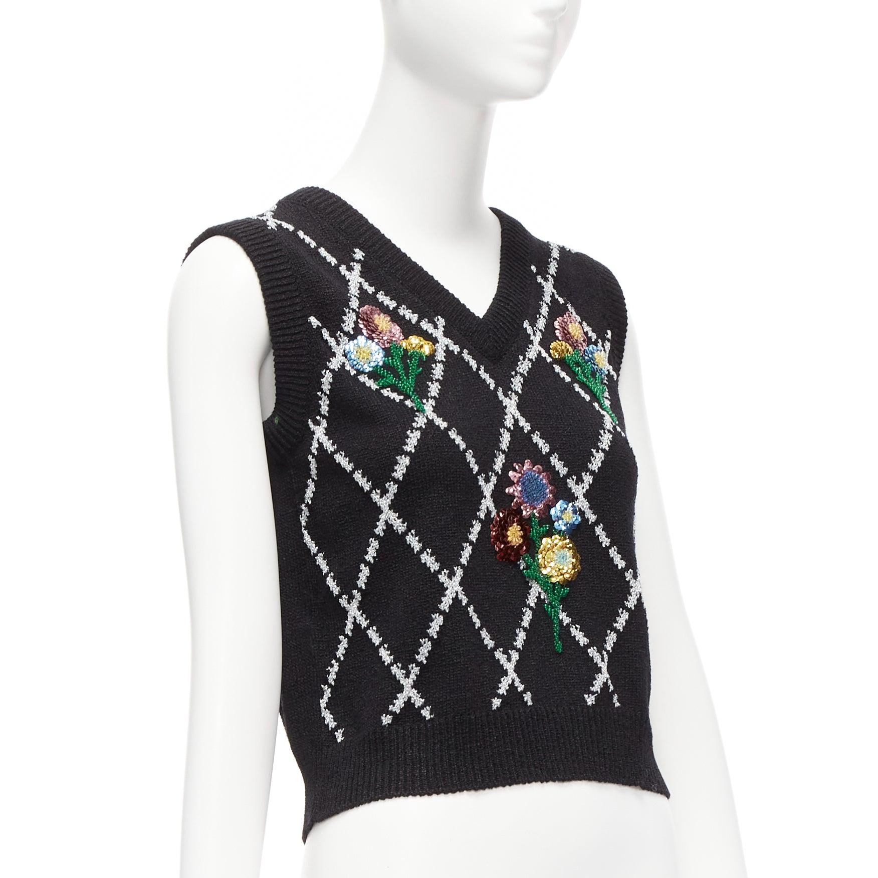 GUCCI black silver diamong argyle floral embellished sweater vest S
Reference: AAWC/A00610
Brand: Gucci
Designer: Alessandro Michele
Material: Viscose, Blend
Color: Black, Silver
Pattern: Floral
Extra Details: Sequins and bead floral embellishment.