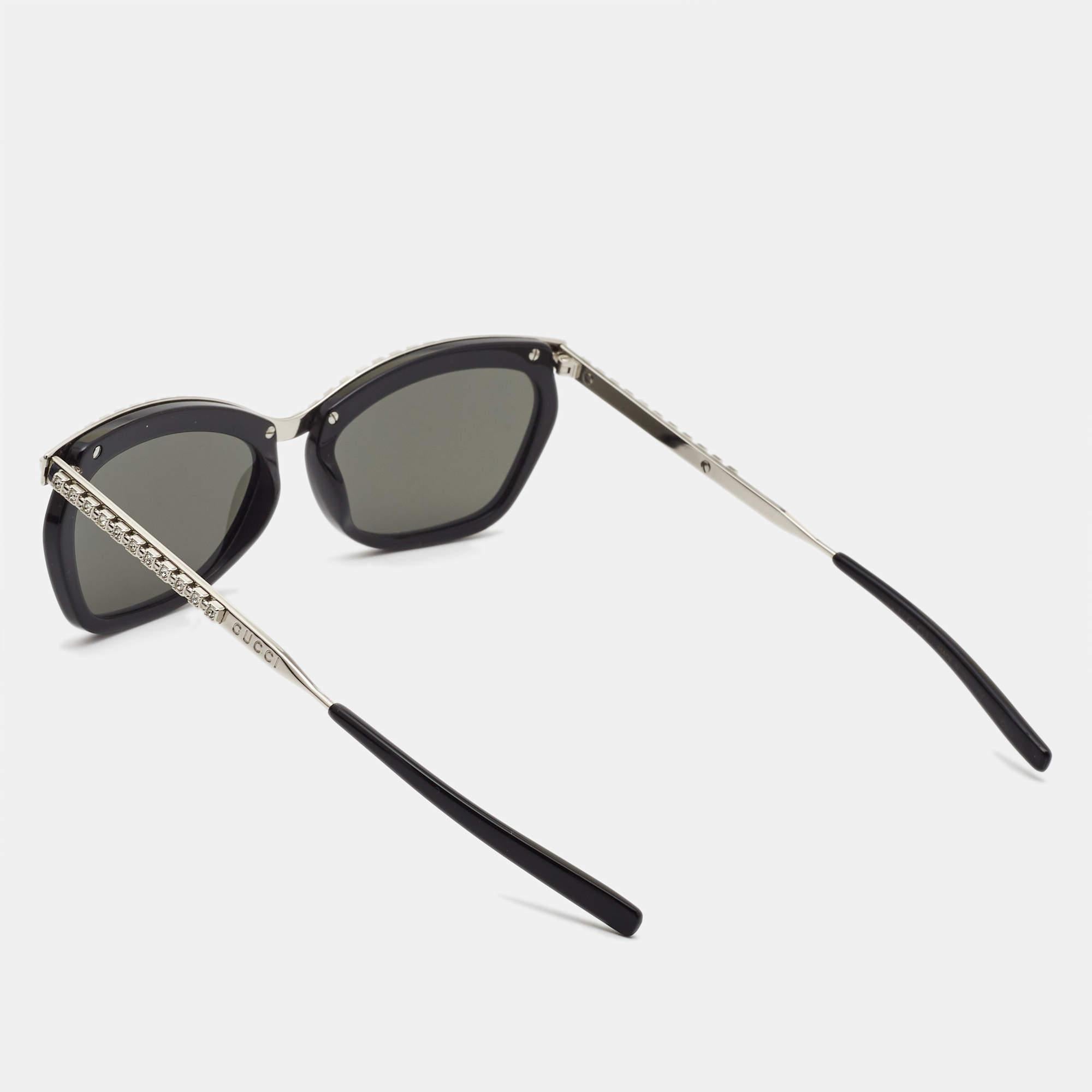 Embrace sunny days in full style with the help of this pair of Gucci sunglasses. Created with expertise the luxe sunglasses feature a well designed frame and high grade lenses that are equipped to protect your eyes.