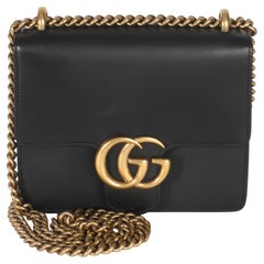 Bolso pequeño GG Marmont con cadena en piel de becerro lisa negra de Gucci