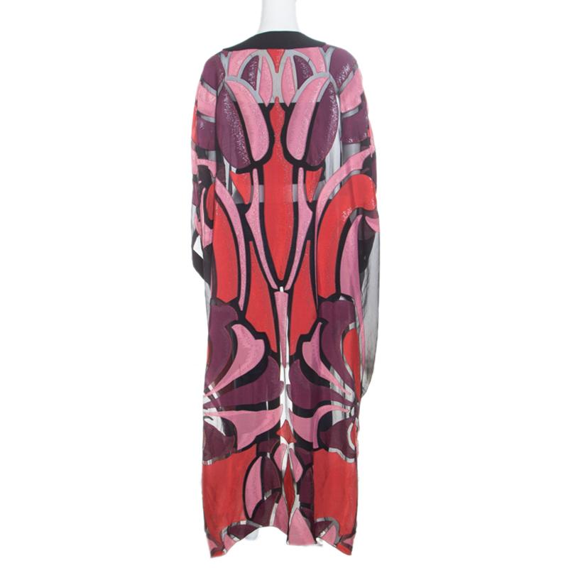Your liking for kaftans will make you add one more to your collection in the form of this Gucci creation! This black creation is made of 100% silk and features a stained glass metallic jacquard pattern all over. It flaunts an open front design with
