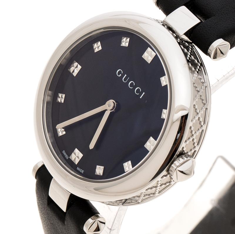 Ein minimalistischer Stil kombiniert mit höchster Handwerkskunst machen diese Diamantissima-Armbanduhr von Gucci aus. Ein beeindruckendes Design:: bestehend aus einem strukturierten Edelstahlgehäuse mit einem Durchmesser von 32 mm:: einem blauen