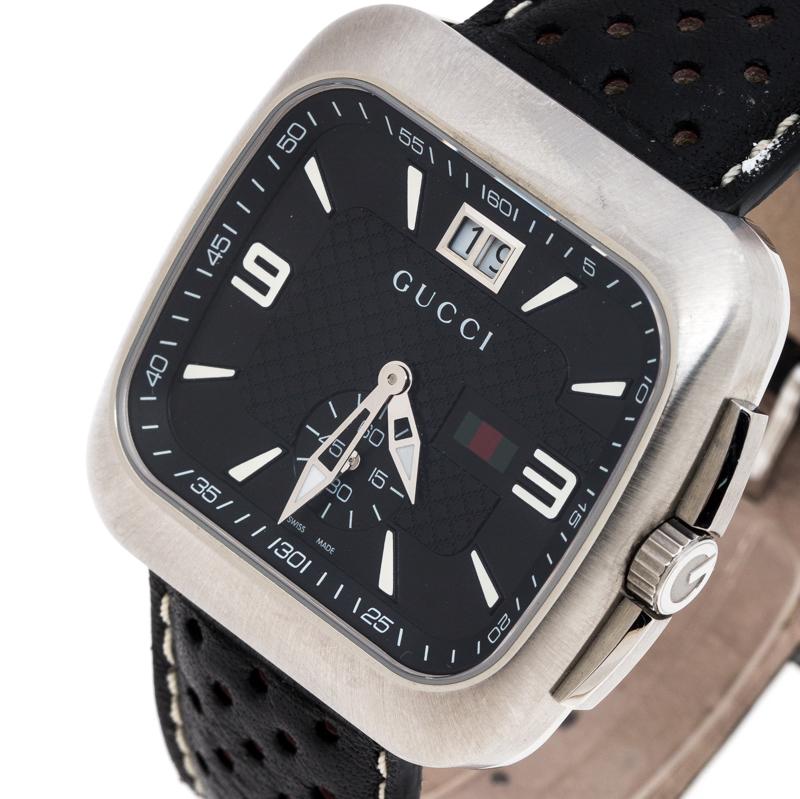 A perfect piece of accessory to pair with both your daytime casuals as well as formal looks, this G Coupe 131.3 wristwatch by Gucci is a must-have for men with classic taste. This watch features a black dial with a sub-dial for seconds and a date