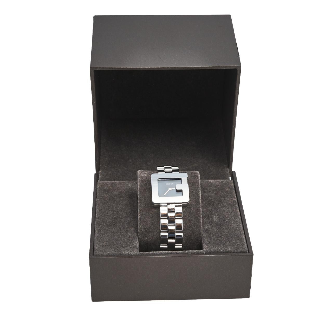 Gucci brings you this stunning wristwatch for you to flaunt on your wrist. It is crafted from stainless steel and powered by a quartz movement. It has a smooth G bezel and a magnificent black dial with the brand label and two hands. The watch is