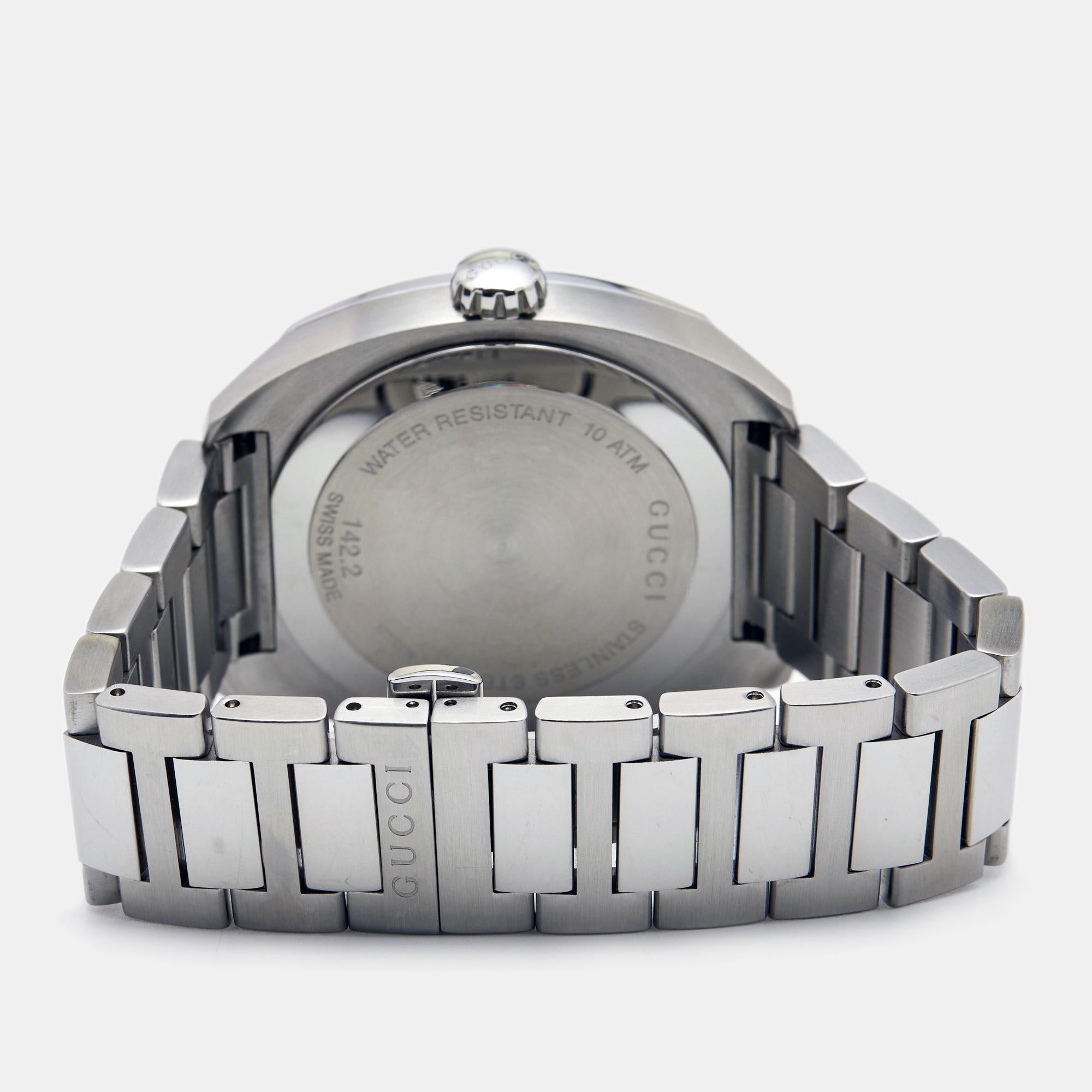 Gucci brings you this classy timepiece to add to your everyday style edit. Swiss-made, the quartz watch is centered with a black dial. It has three hands, index hour markers, and a date window. The bezel is smooth and the watch is complete with a