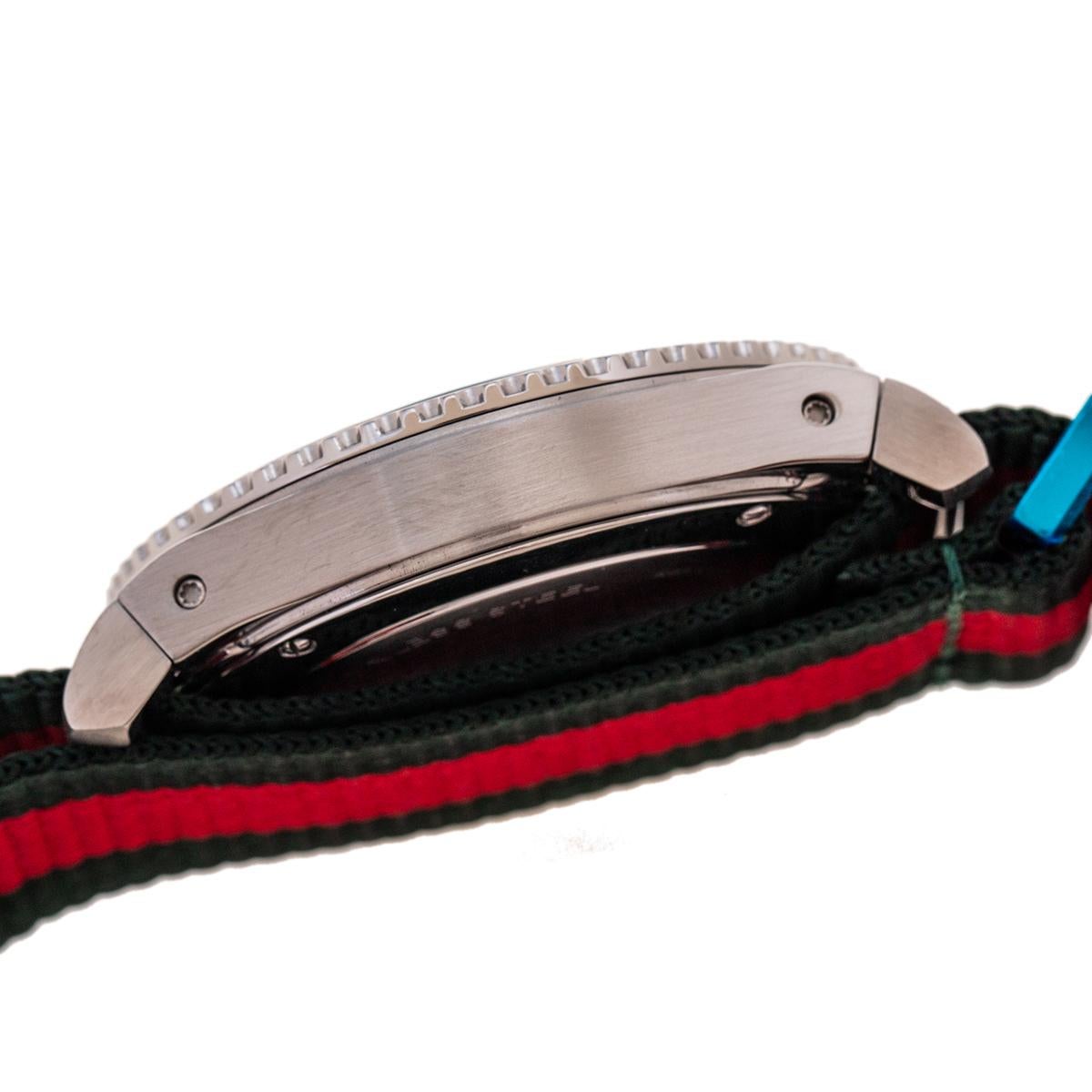 Gucci Black Stainless Steel Nylon Dive YA136209 Men's Wristwatch 45 mm In New Condition In Dubai, Al Qouz 2