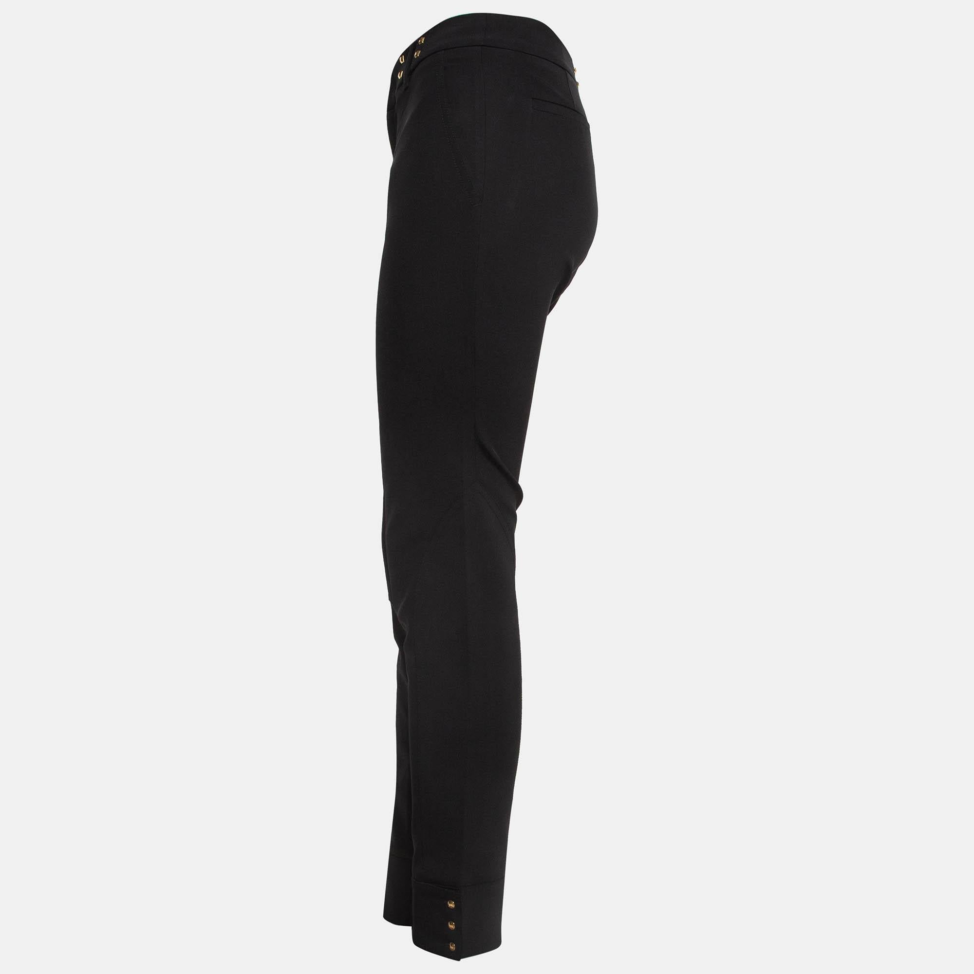 Enhance your attire with this pair of Gucci trousers. Designed into a superb silhouette and fit this pair of trousers will definitely make you look elegant.